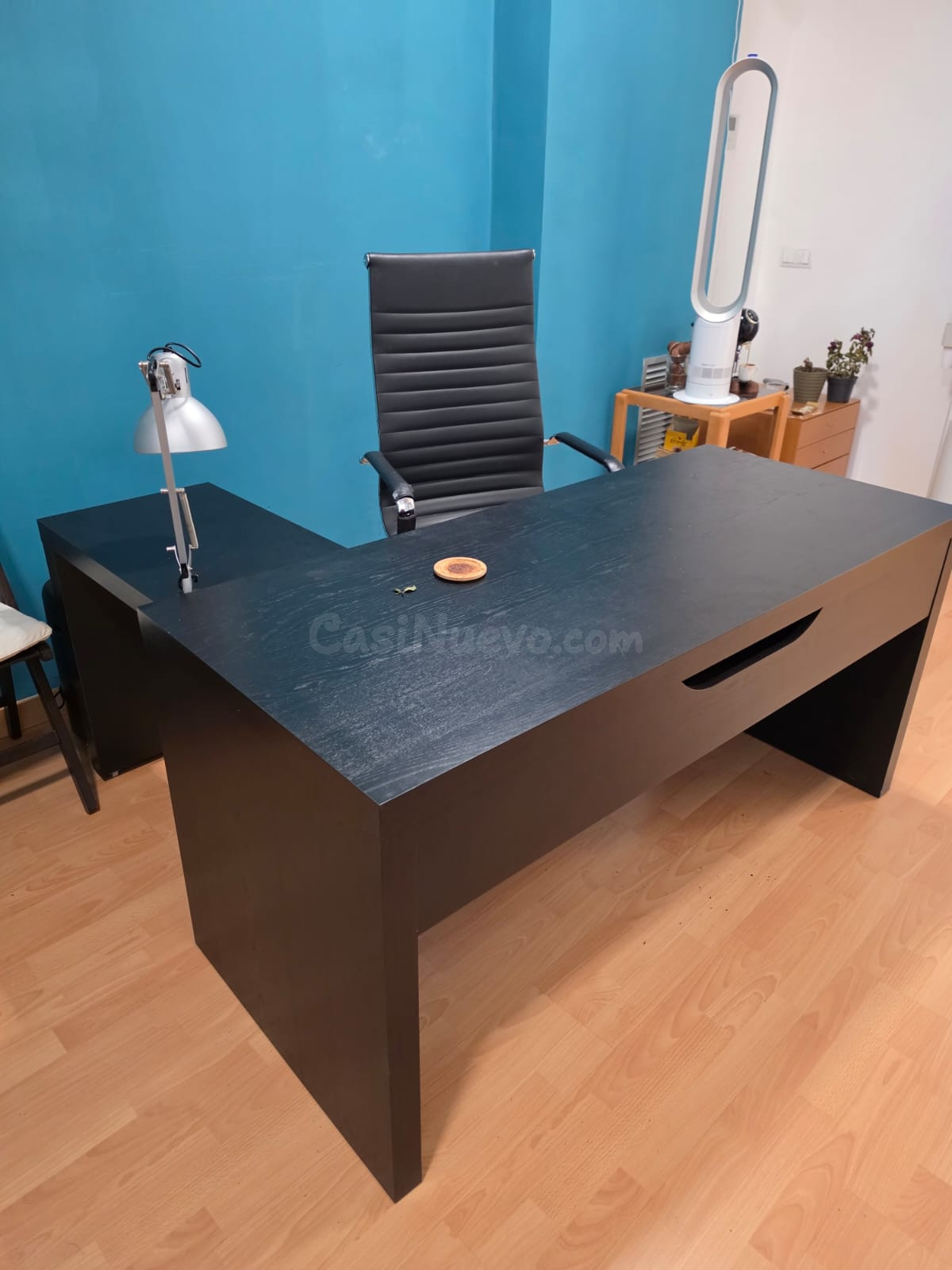 Escritorio ejecutivo negro con silla y lámpara