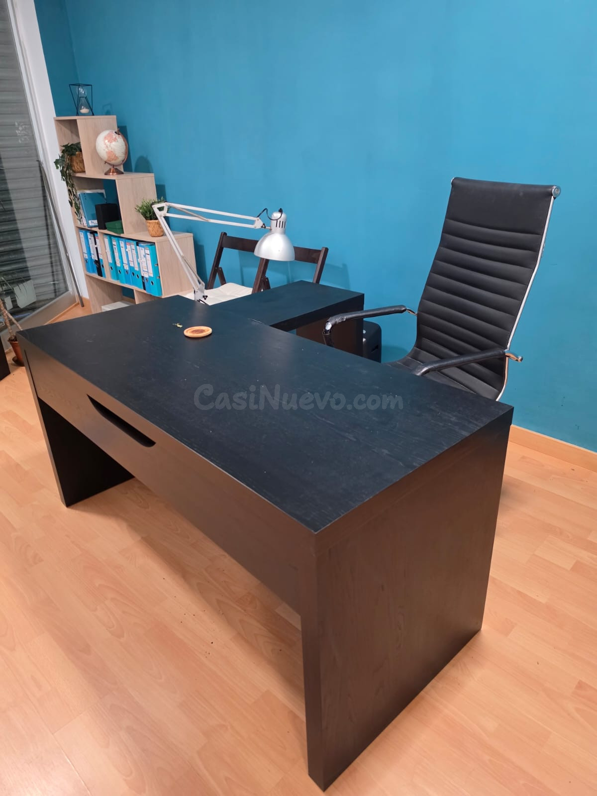 Escritorio ejecutivo negro con silla y lámpara - foto 2