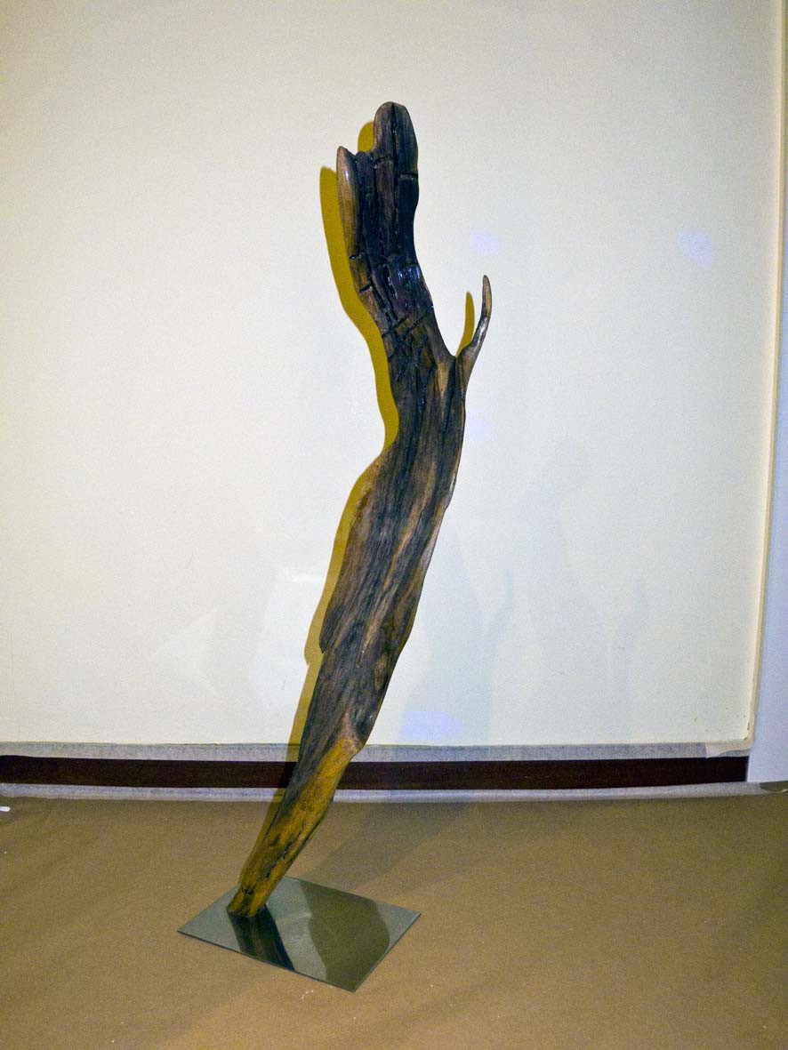 Escultura abstracta de madera y acero pulido.