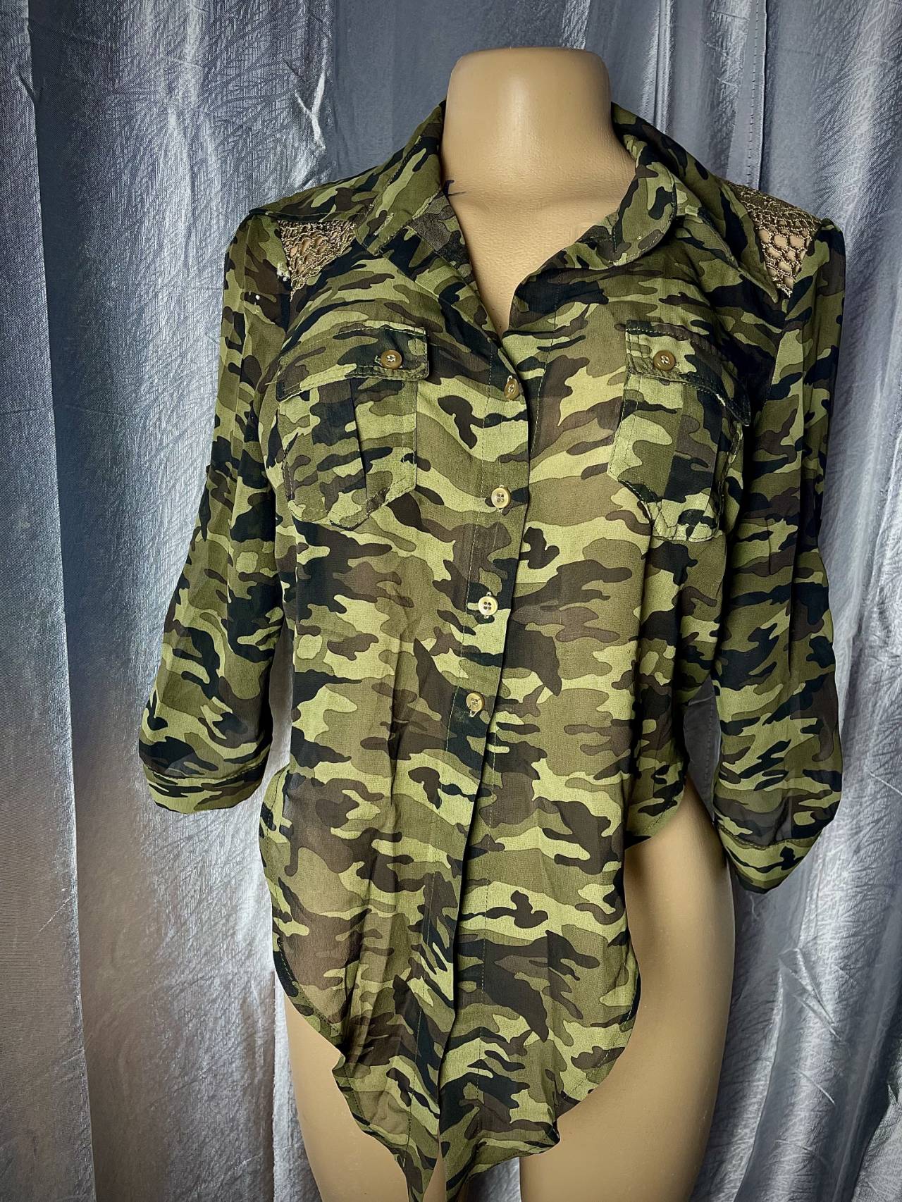 Chemisier Femme Camouflage Avec Dentelle Aux épaules — image principale