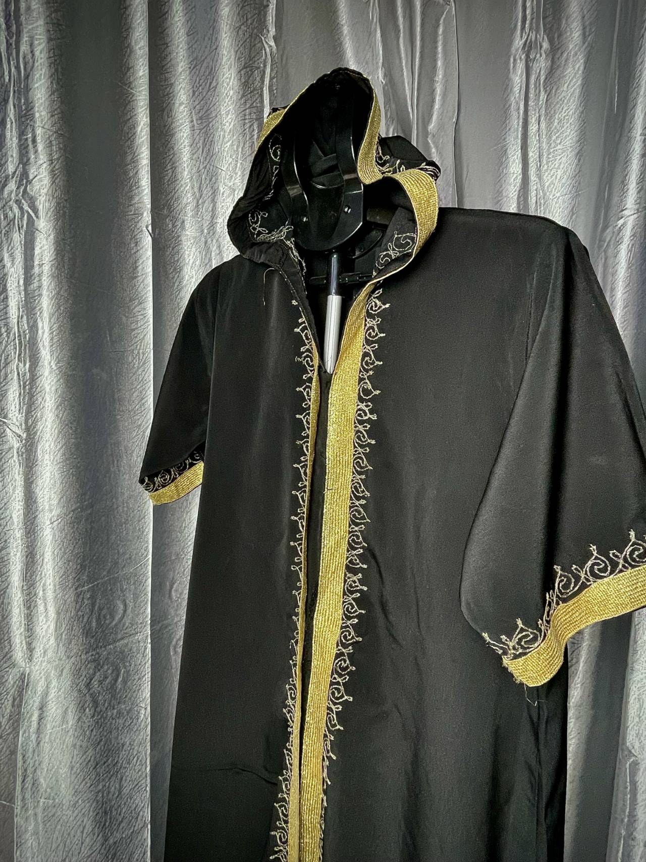 Djellaba / Abaya à Capuche Avec Broderies Dorées — image2