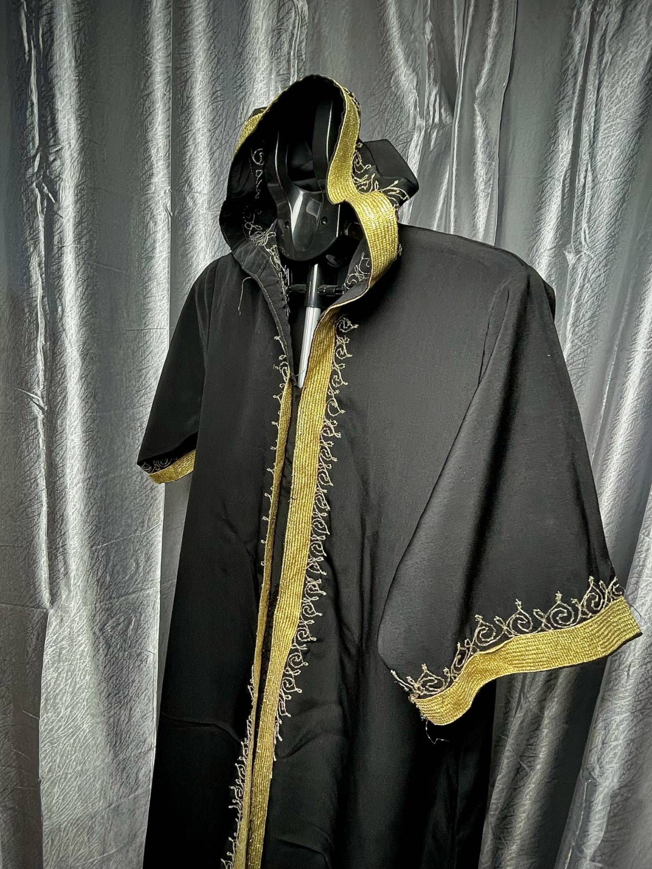 Djellaba / Abaya à Capuche Avec Broderies Dorées — image3