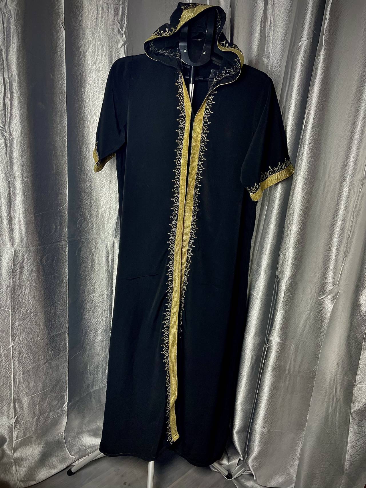 Djellaba / Abaya à Capuche Avec Broderies Dorées — image principale