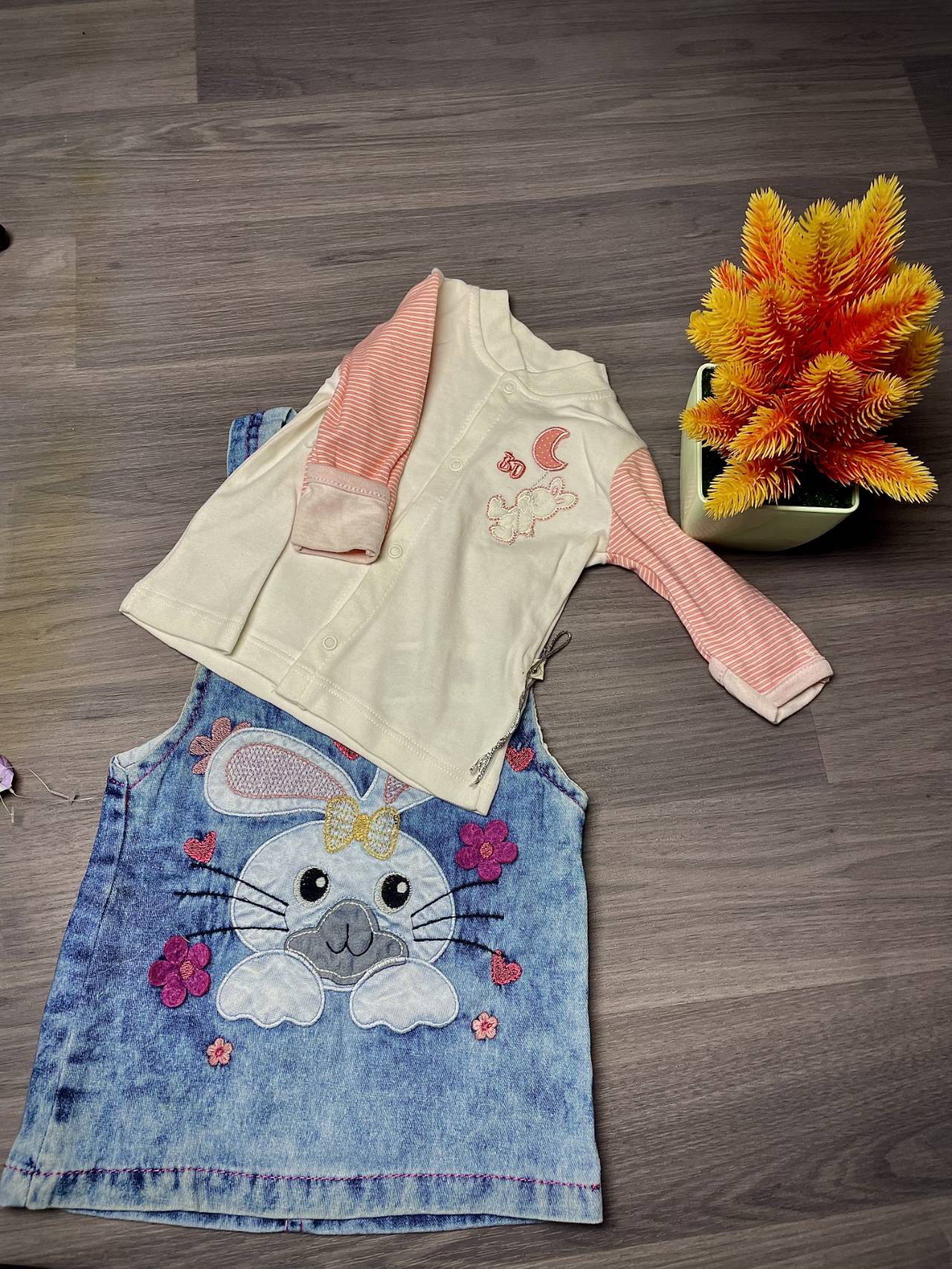 Ensemble Bébé 2 Pièces – Robe En Jean Avec Lapin Et Haut Manches Longues — image3