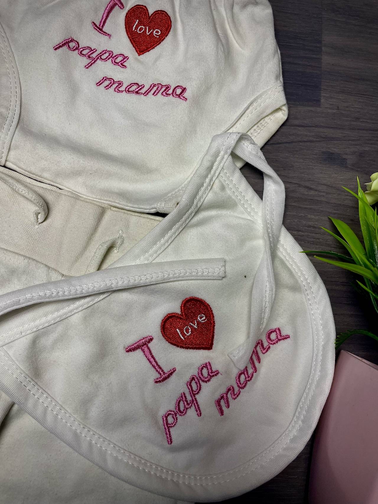 Ensemble Bébé 3 Pièces – Pantalon, Bavoir Et Culotte "i Love Papa Mama" — image1