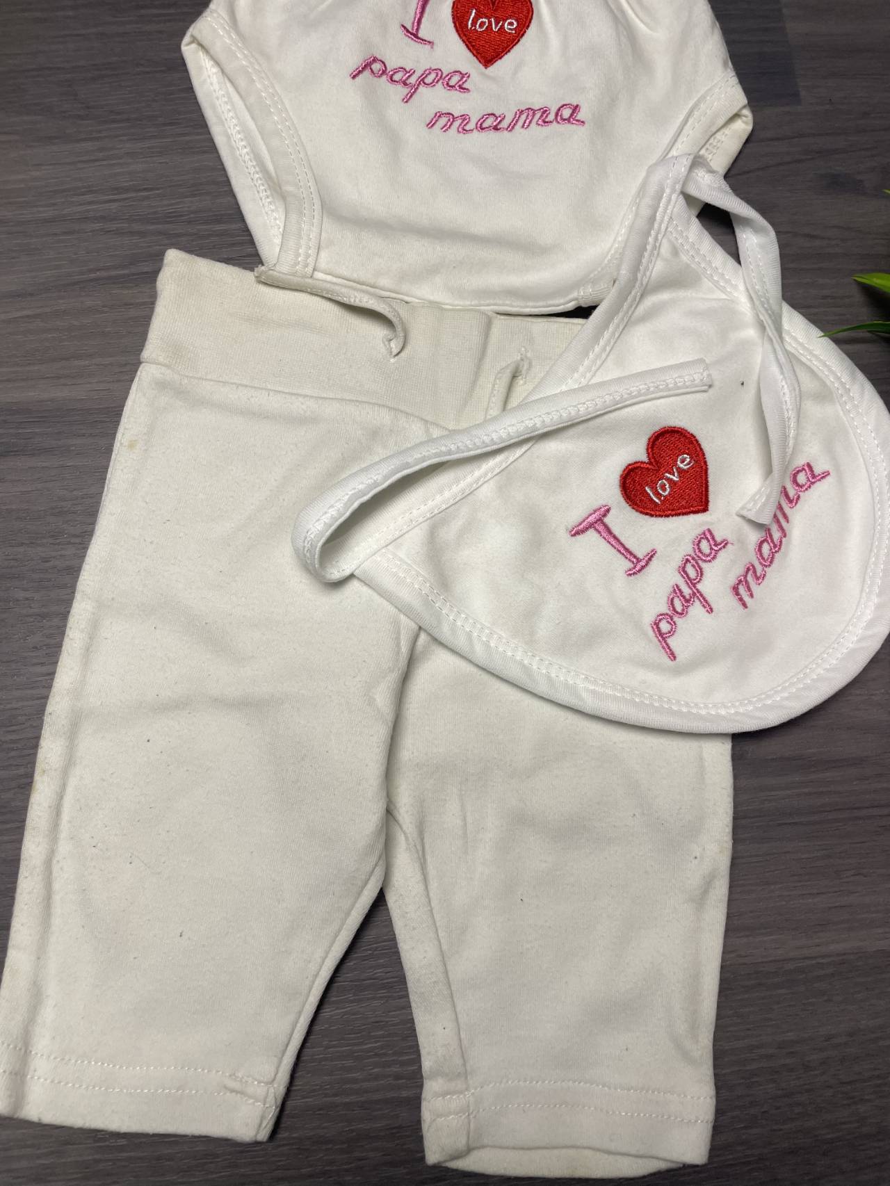 Ensemble Bébé 3 Pièces – Pantalon, Bavoir Et Culotte "i Love Papa Mama" — image3