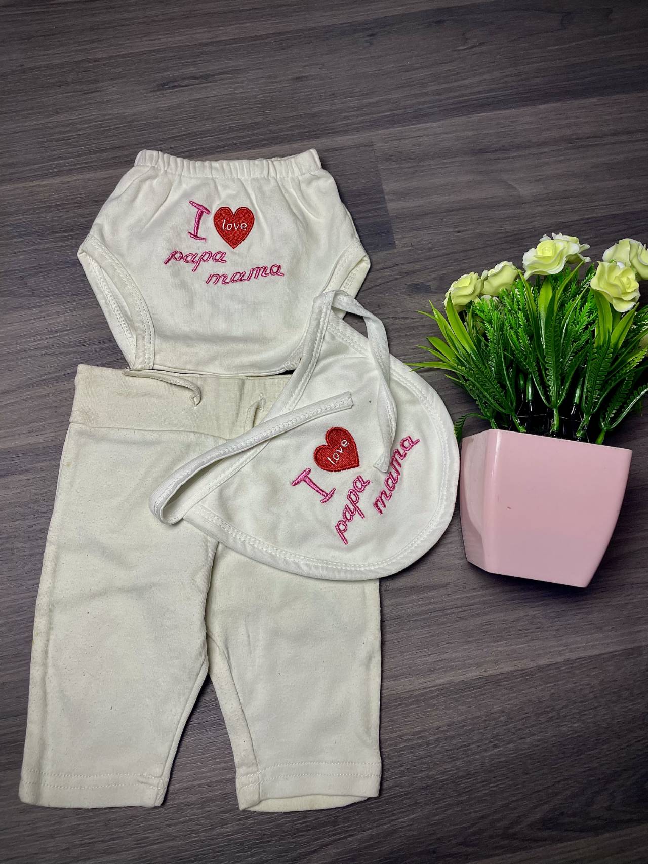 Ensemble Bébé 3 Pièces – Pantalon, Bavoir Et Culotte "i Love Papa Mama" — image principale