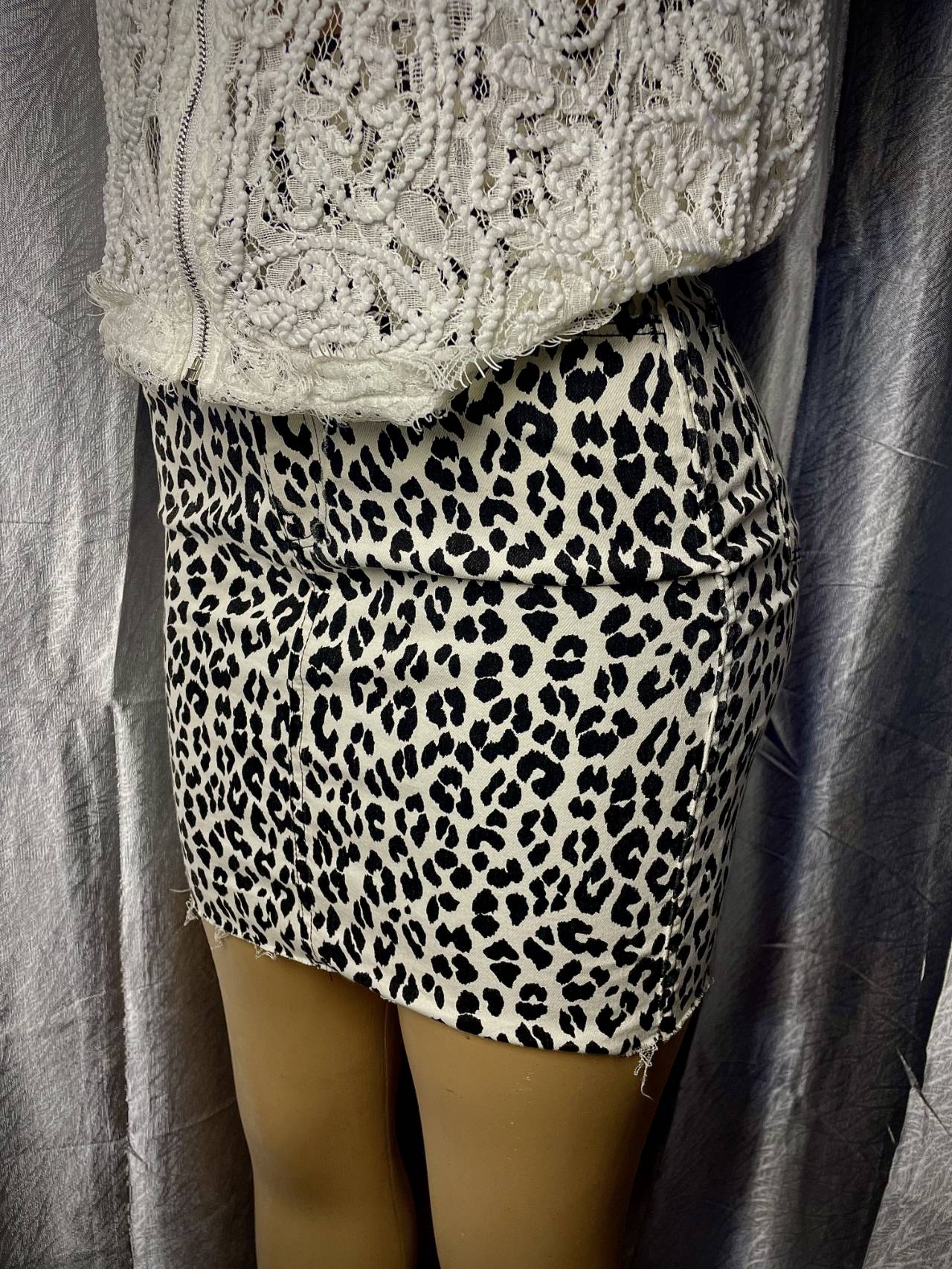 Ensemble Femme Top En Dentelle Et Jupe Léopard — image3