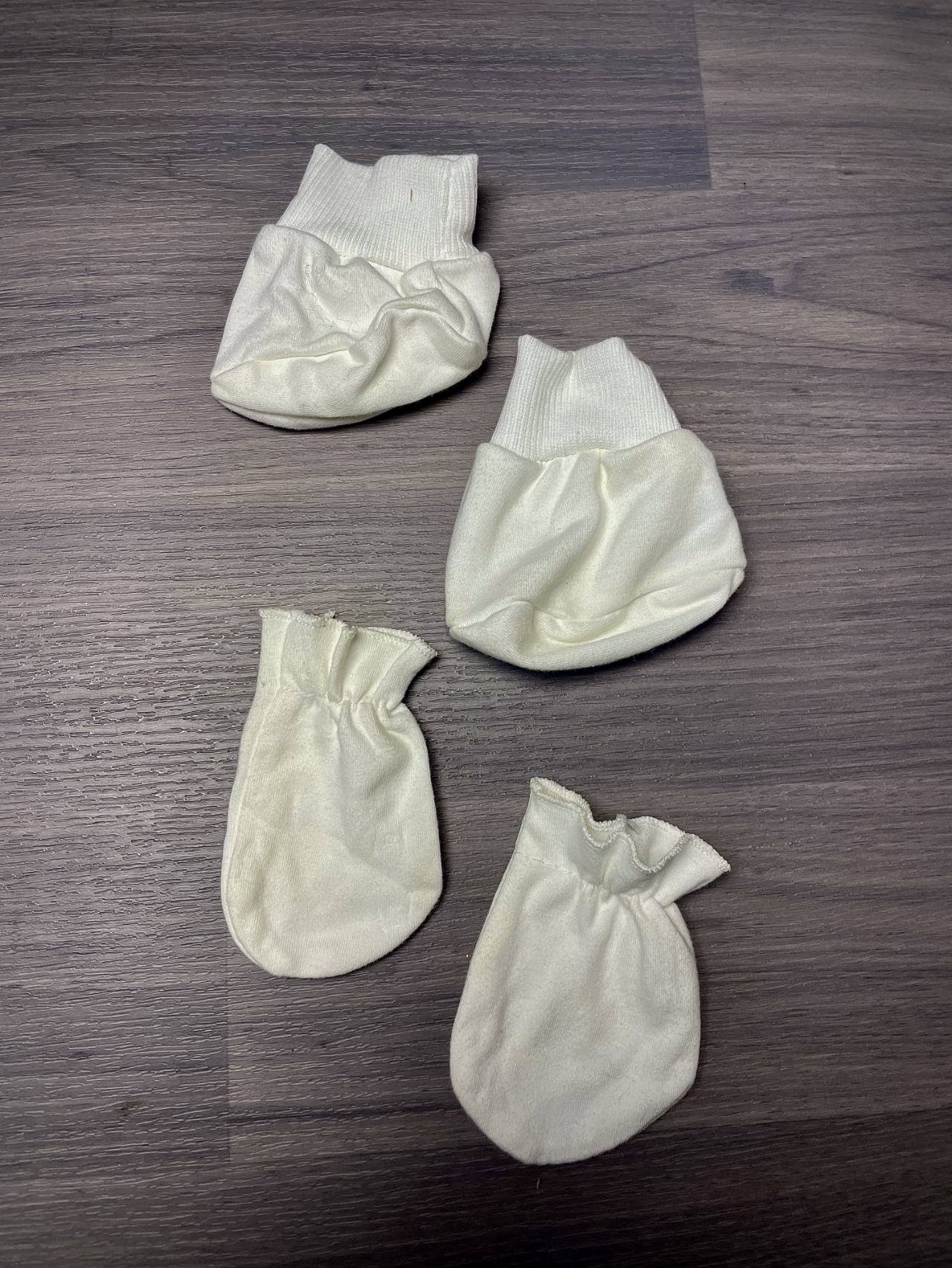 Lot De Moufles Et Chaussons Pour Bébé — image1