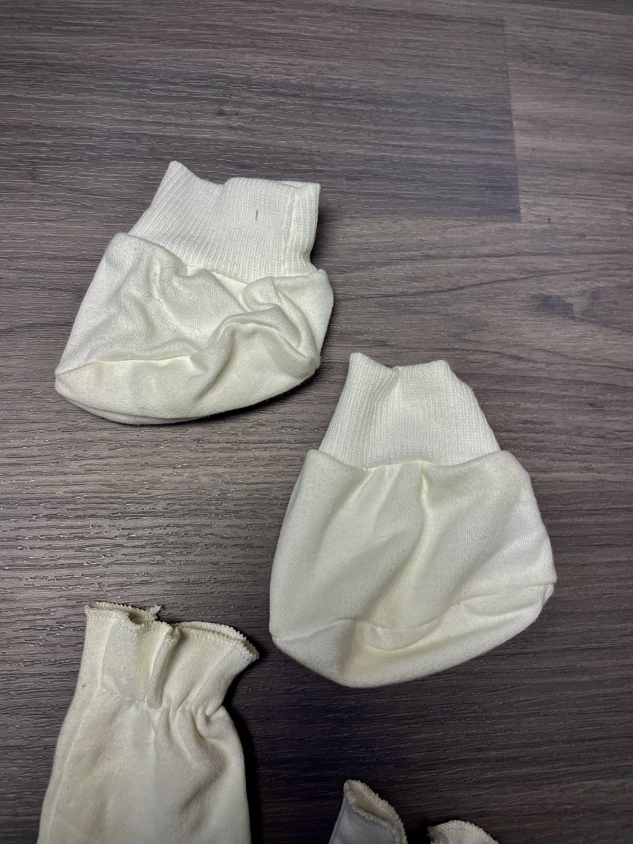 Lot De Moufles Et Chaussons Pour Bébé — image2