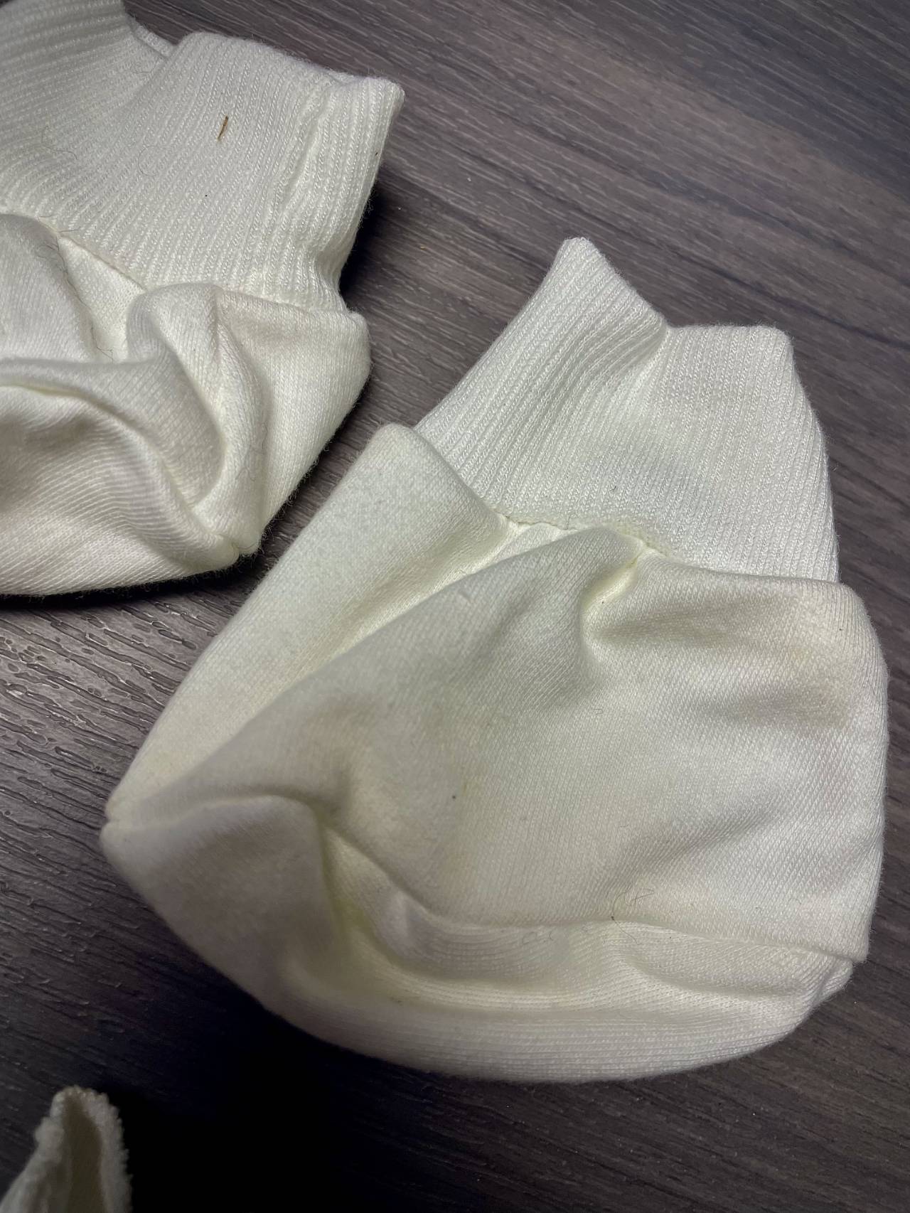 Lot De Moufles Et Chaussons Pour Bébé — image principale