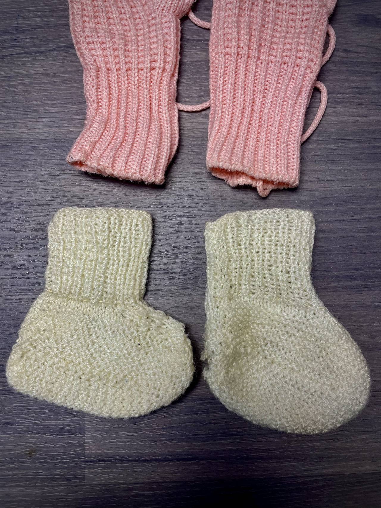 Lot De Moufles Et Chaussons Tricotés Pour Bébé — image2