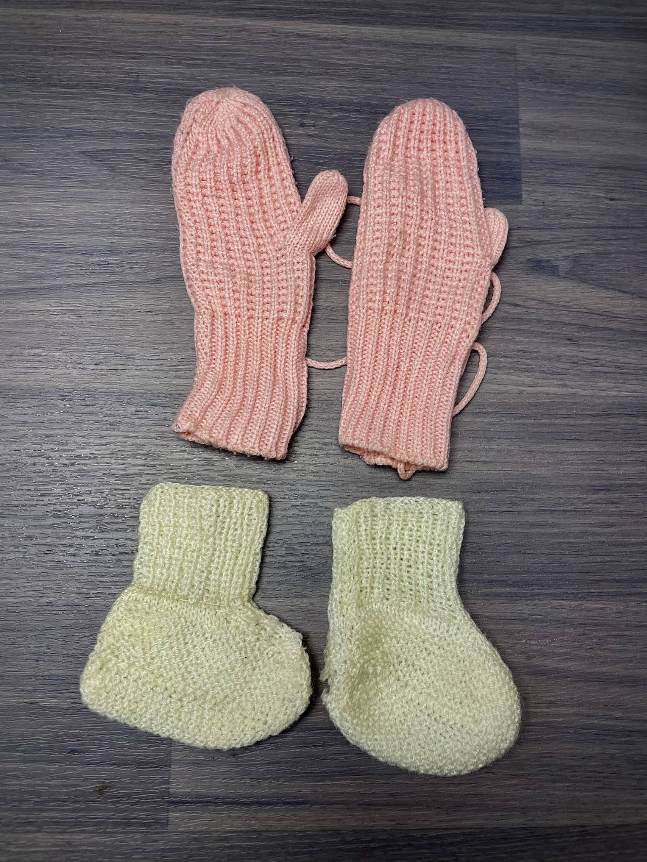 Lot De Moufles Et Chaussons Tricotés Pour Bébé — image principale