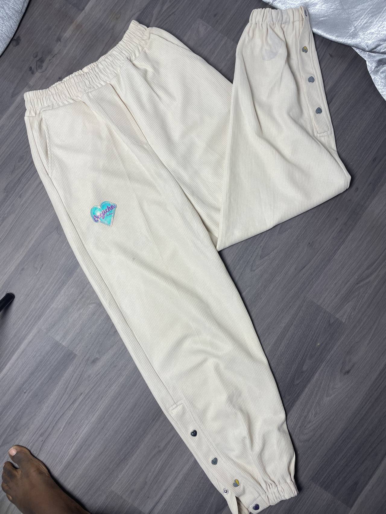 Pantalon De Jogging Boogichu Fashion Crème Avec Détails Cœurs — image1