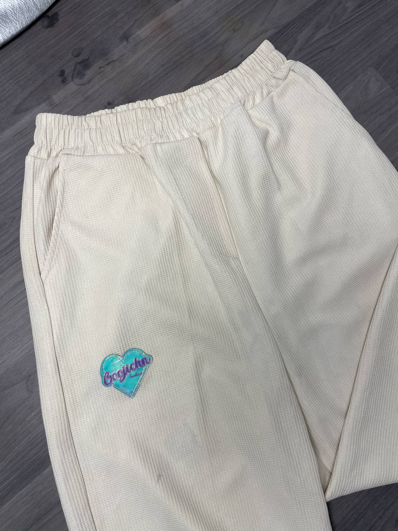Pantalon De Jogging Boogichu Fashion Crème Avec Détails Cœurs — image2