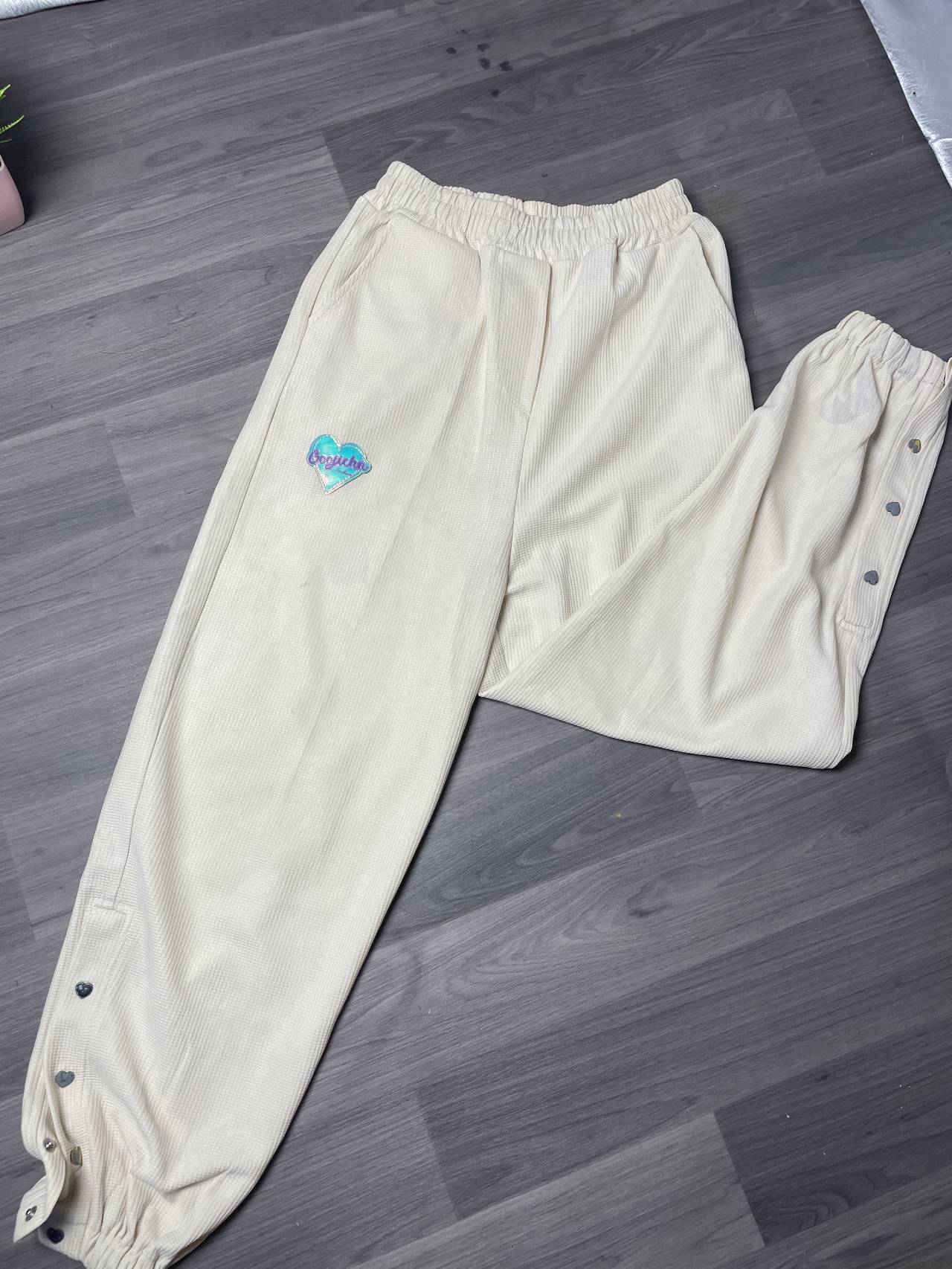 Pantalon De Jogging Boogichu Fashion Crème Avec Détails Cœurs — image3