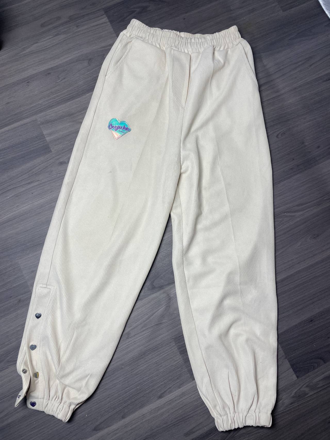Pantalon De Jogging Boogichu Fashion Crème Avec Détails Cœurs — image4
