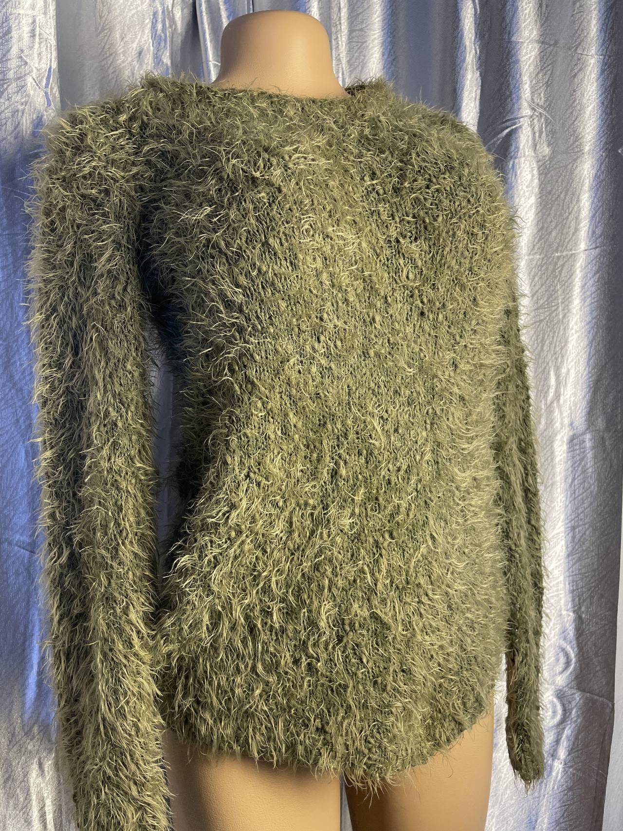 Pull Duveteux Kaki à Manches Longues – Doux Et Confortable — image1