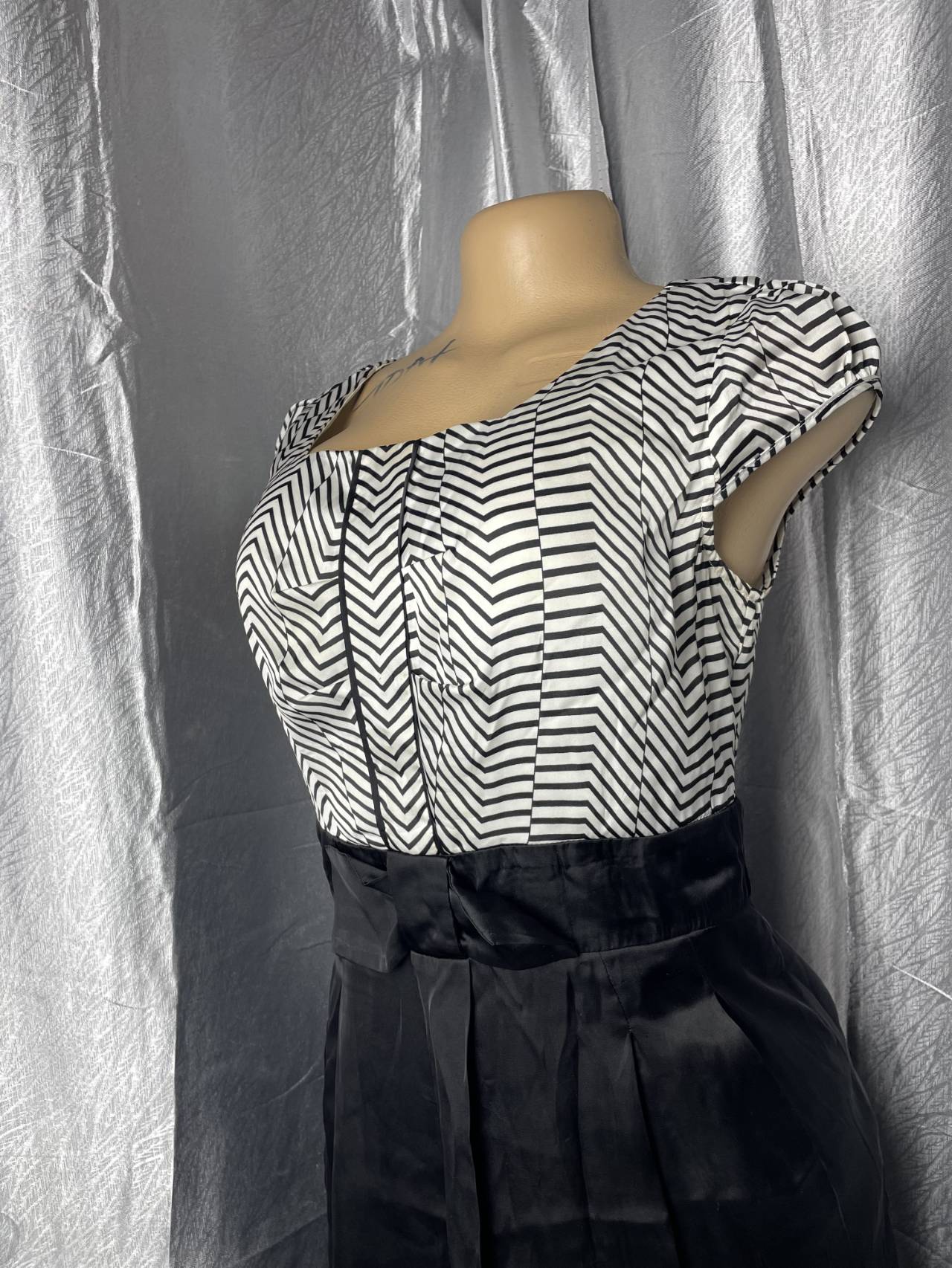 Robe à Motifs Géométriques — image1