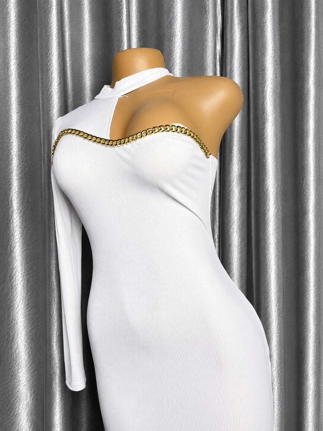 Robe Asymétrique Avec Chaîne Dorée — image1