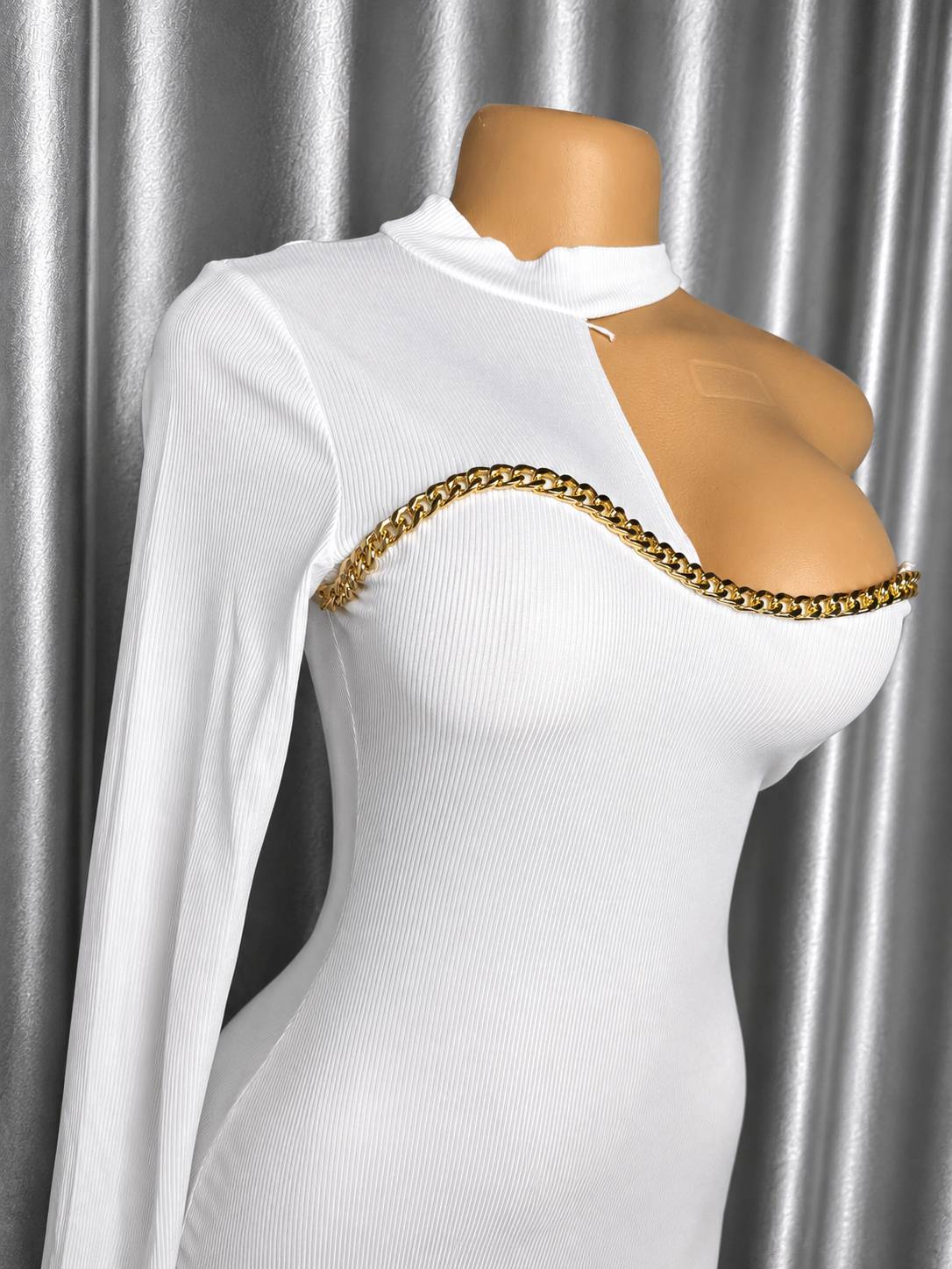 Robe Asymétrique Avec Chaîne Dorée — image2