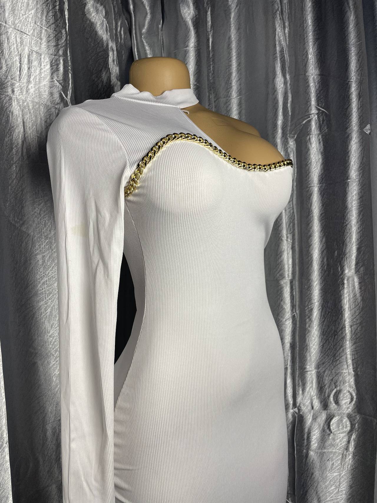 Robe Asymétrique Avec Chaîne Dorée — image3