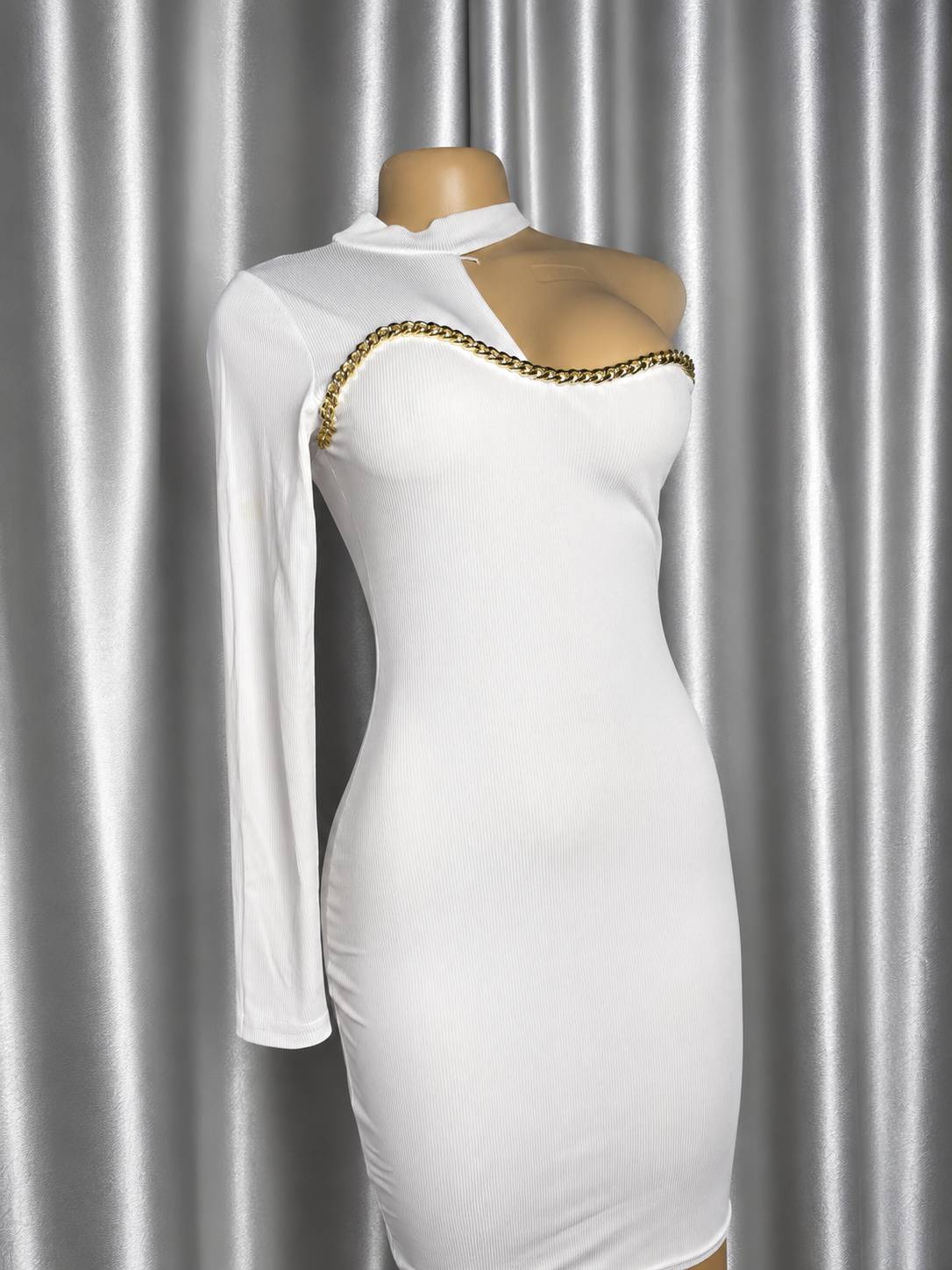 Robe Asymétrique Avec Chaîne Dorée — image principale