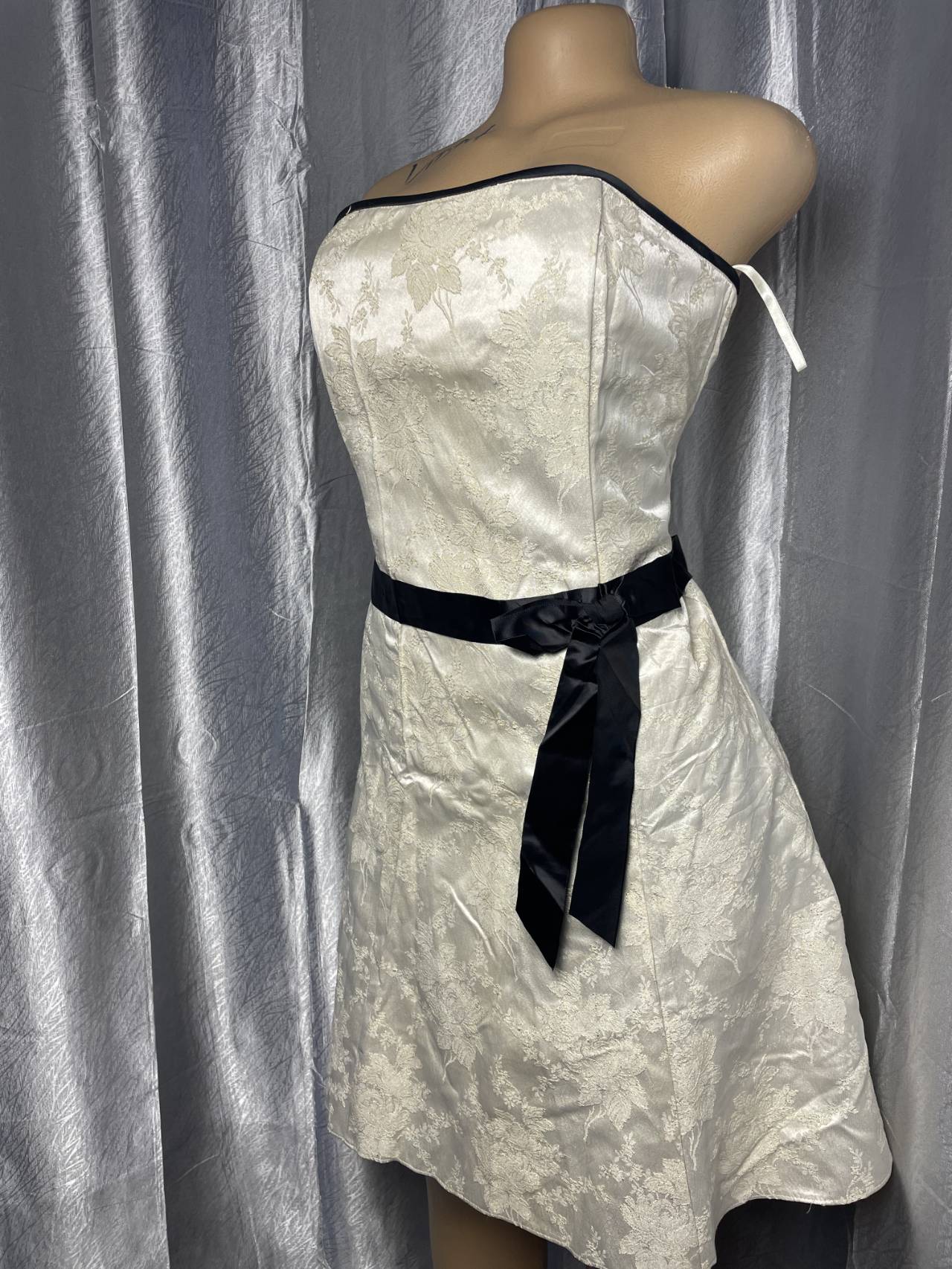 Robe Bustier Ivoire à Motifs Floraux Avec Ceinture — image1