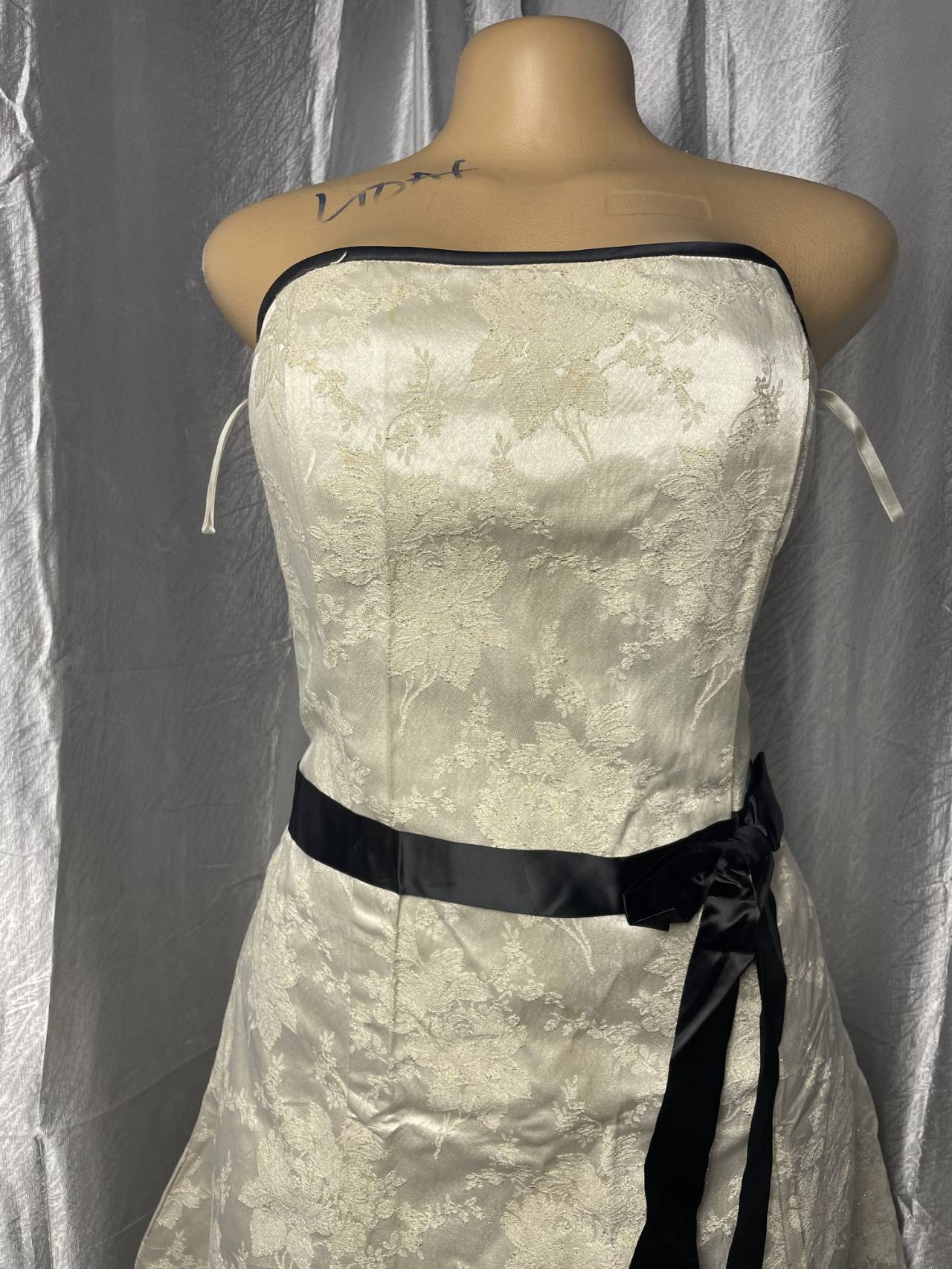 Robe Bustier Ivoire à Motifs Floraux Avec Ceinture — image2