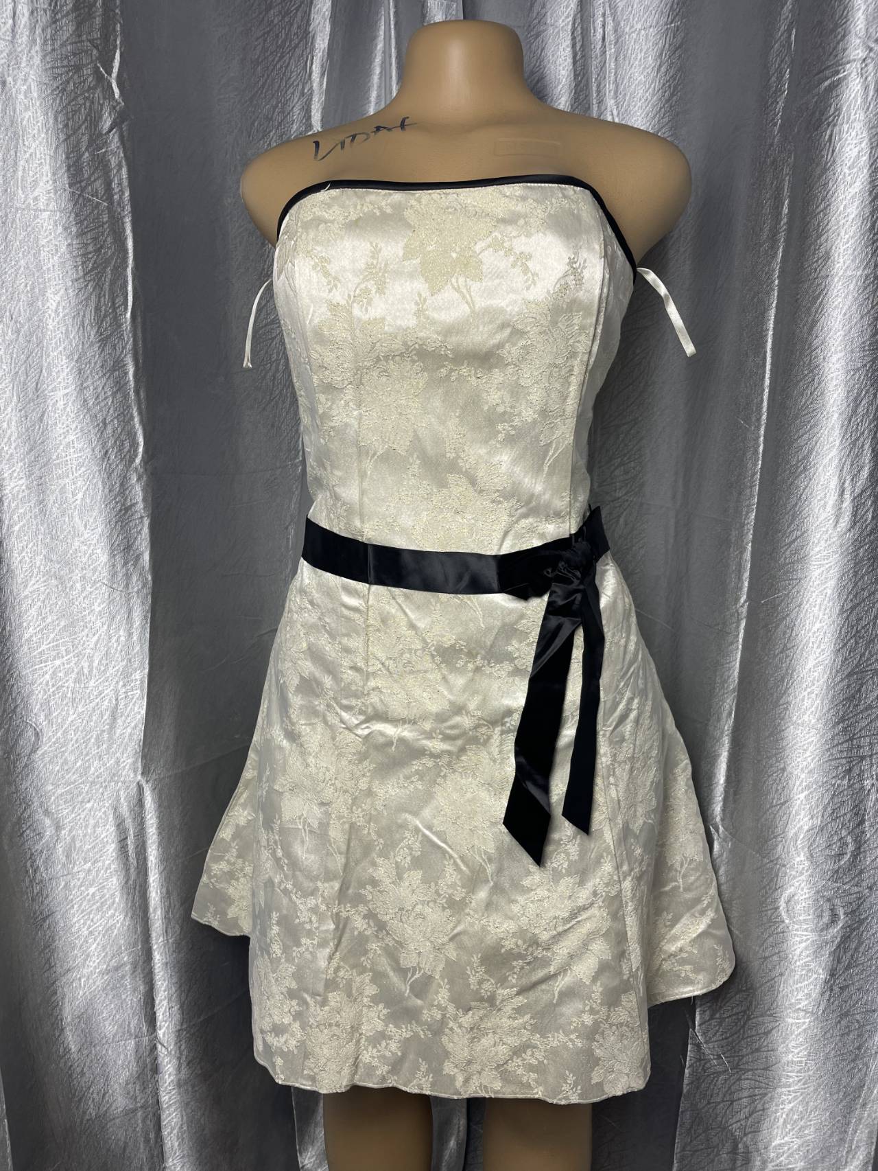 Robe Bustier Ivoire à Motifs Floraux Avec Ceinture — image principale