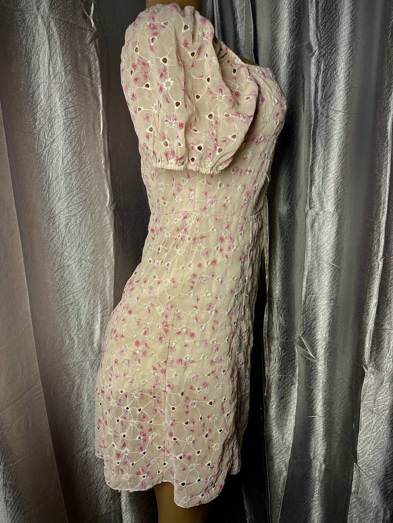 Robe Courte Fleurie à Manches Bouffantes — image1