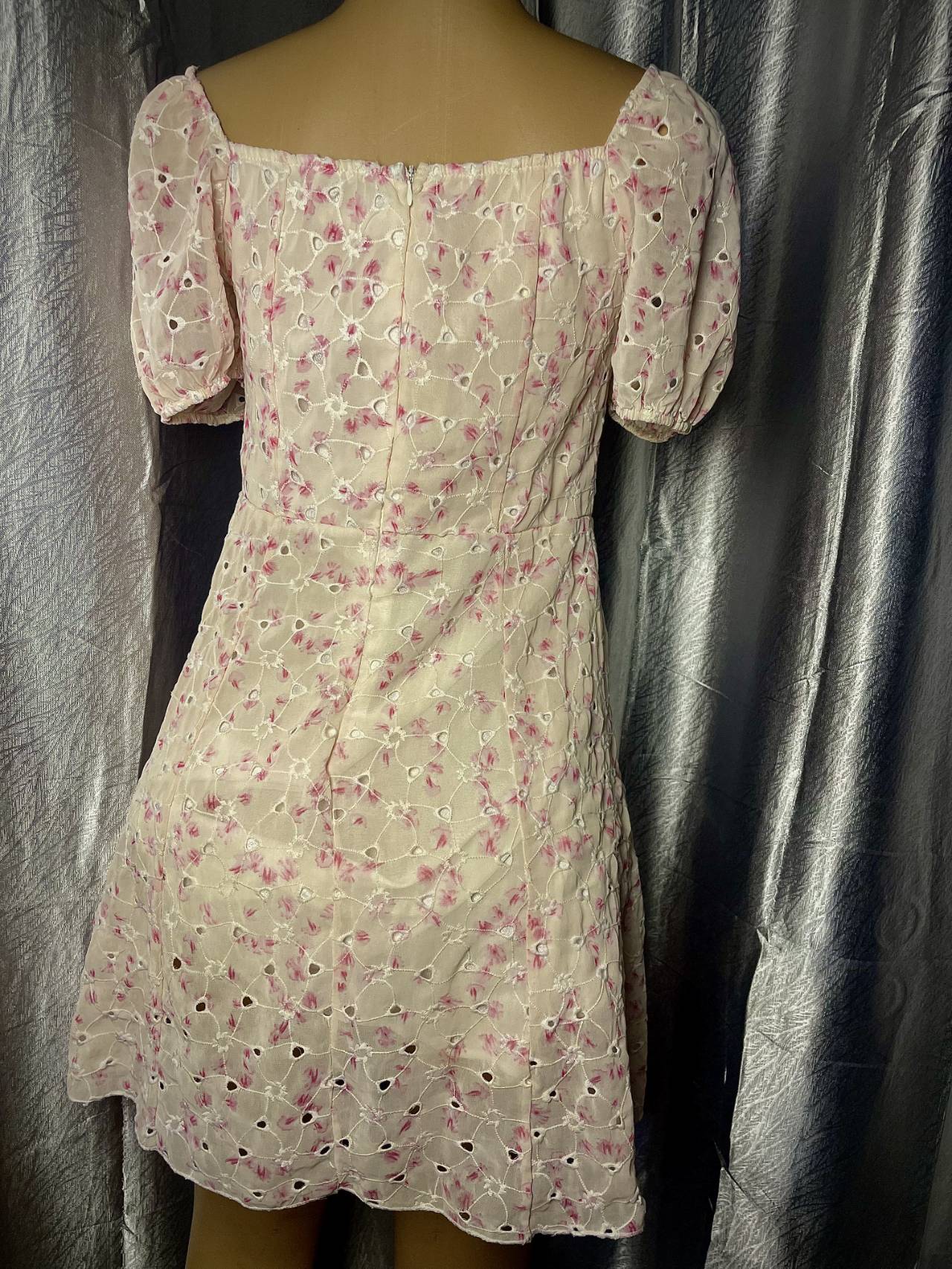 Robe Courte Fleurie à Manches Bouffantes — image2
