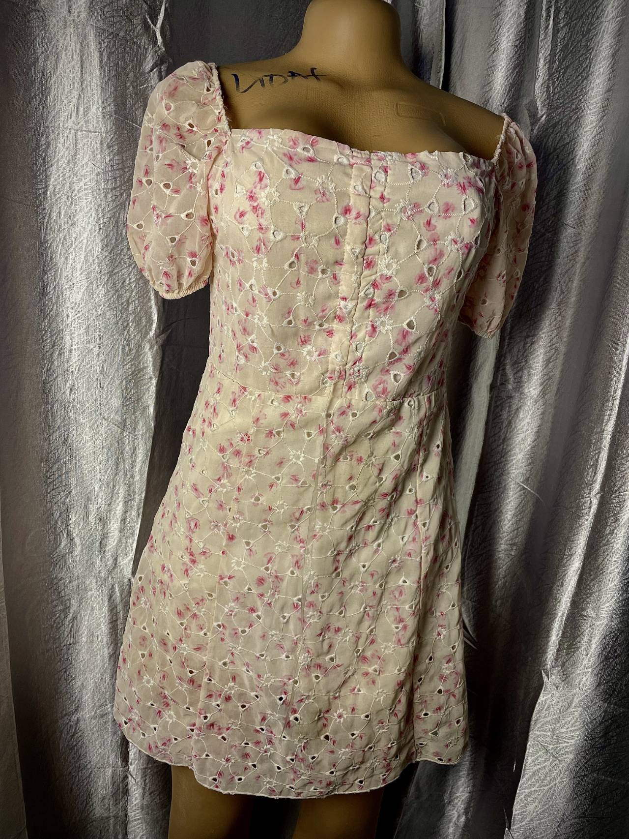 Robe Courte Fleurie à Manches Bouffantes — image principale