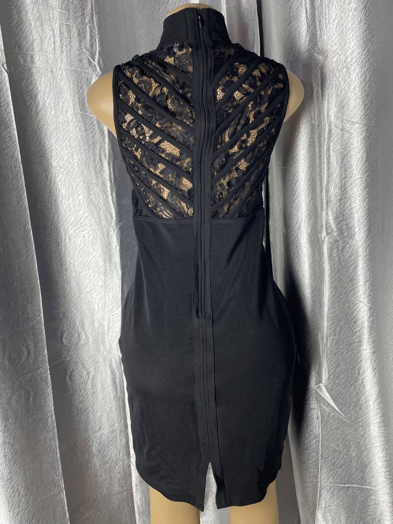Robe Courte Moulante Avec Dentelle Florale Et Col Montant — image2