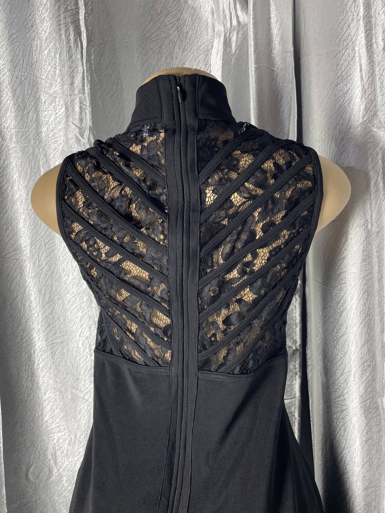 Robe Courte Moulante Avec Dentelle Florale Et Col Montant — image3