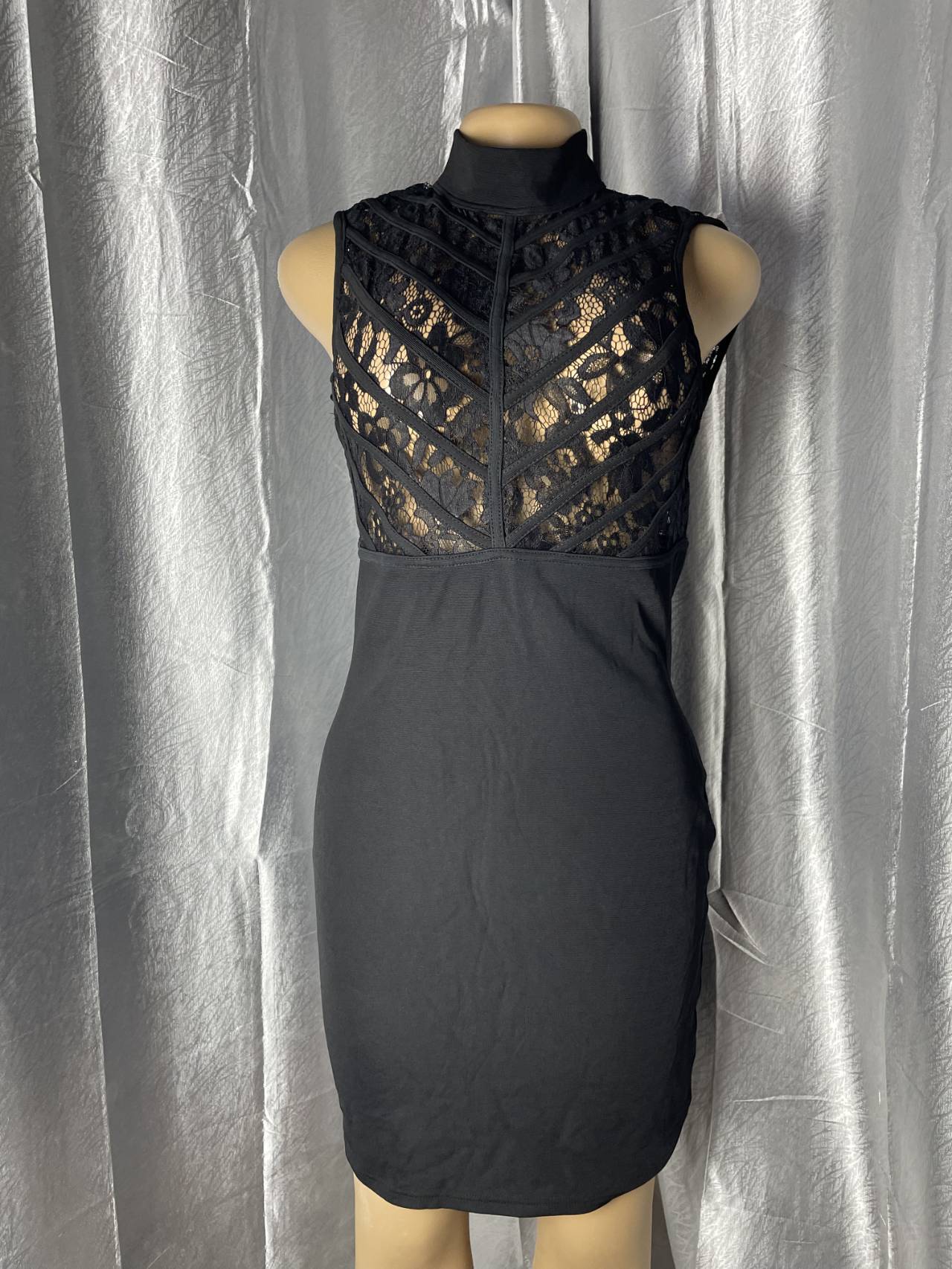 Robe Courte Moulante Avec Dentelle Florale Et Col Montant — image principale