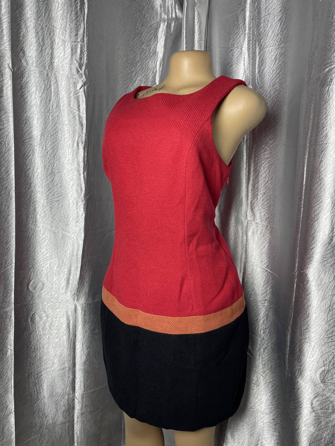 Robe Courte, Orange Et Noire Sans Manches — image1
