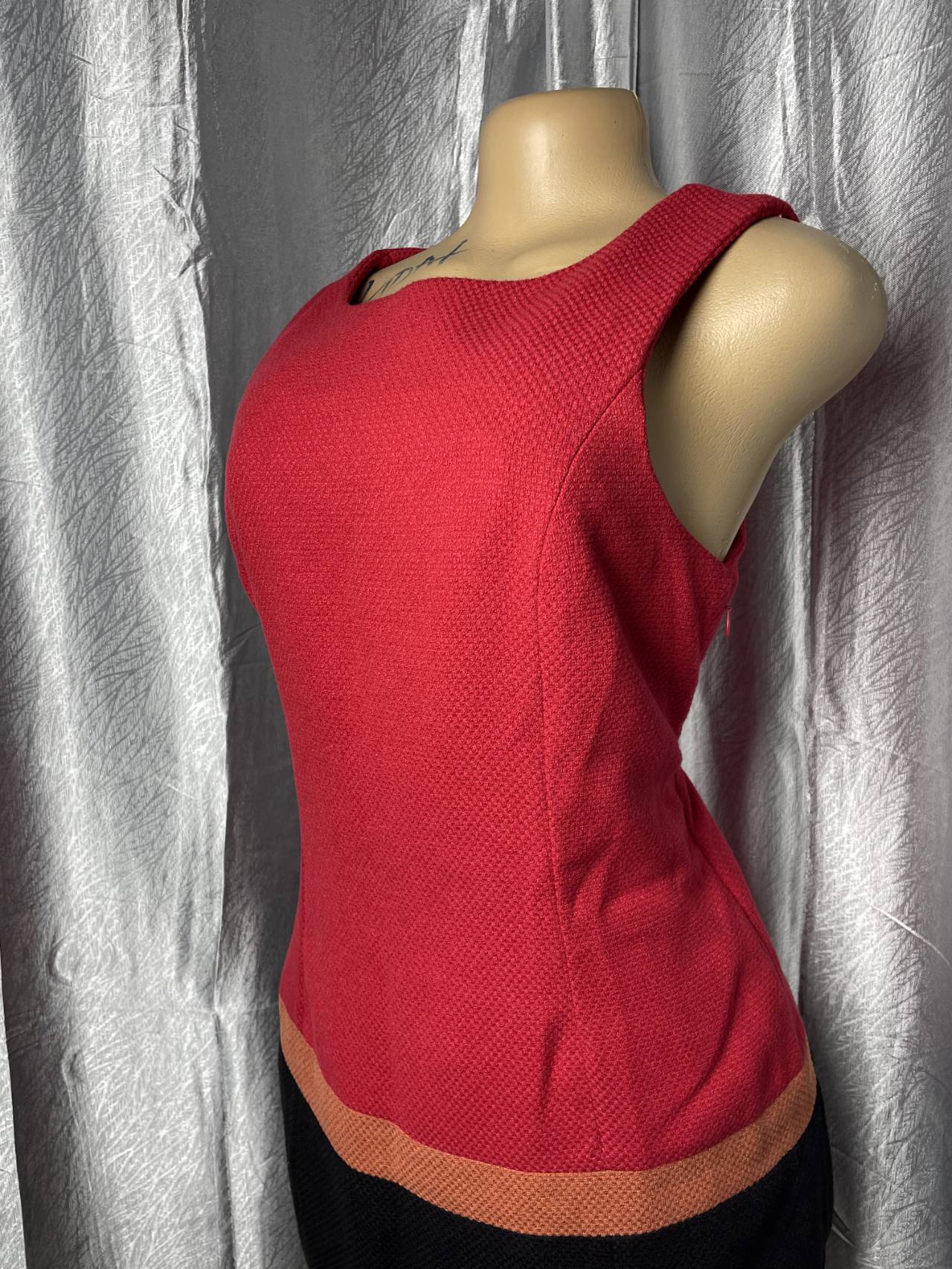 Robe Courte, Orange Et Noire Sans Manches — image2