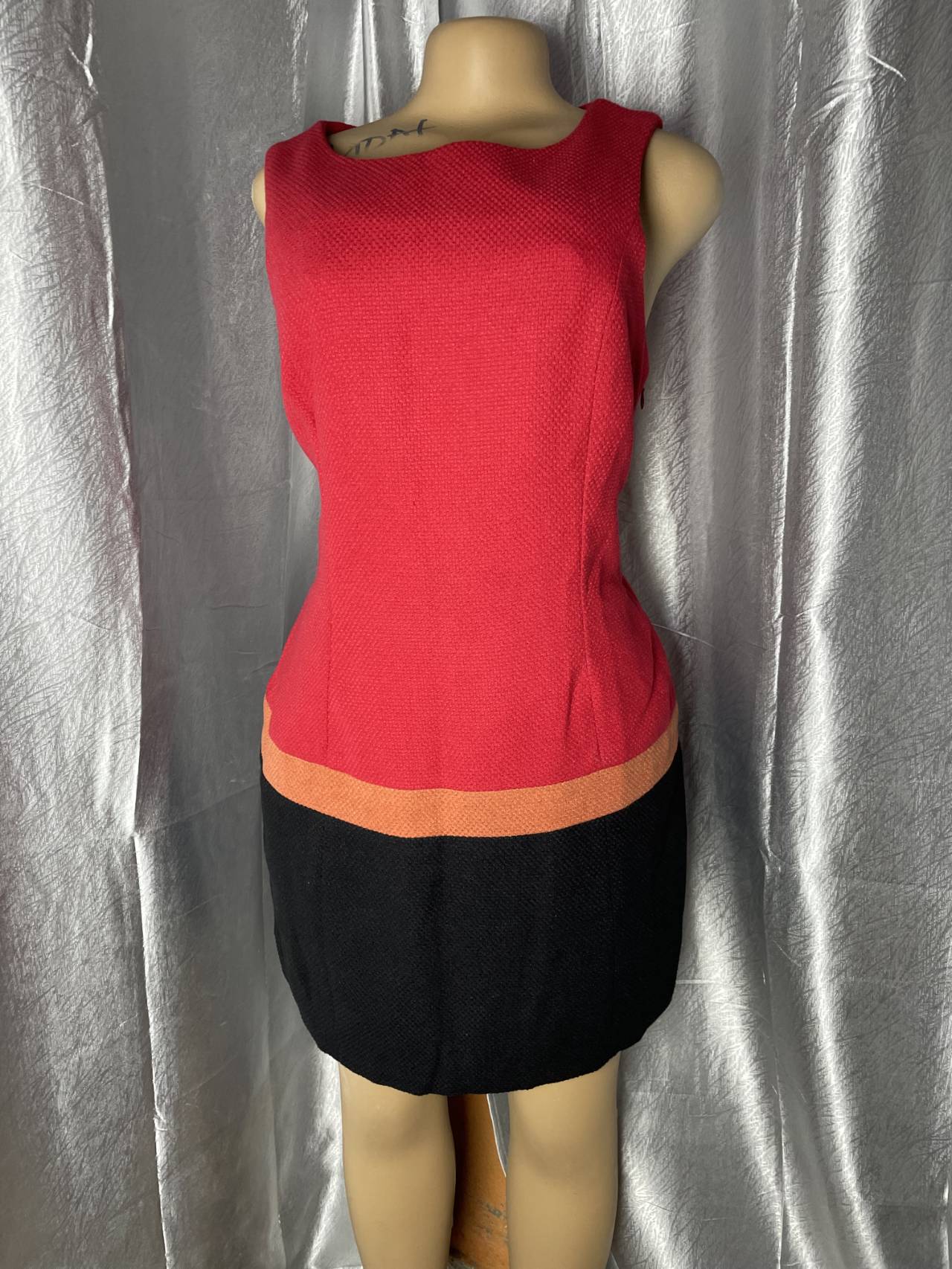 Robe Courte, Orange Et Noire Sans Manches — image principale