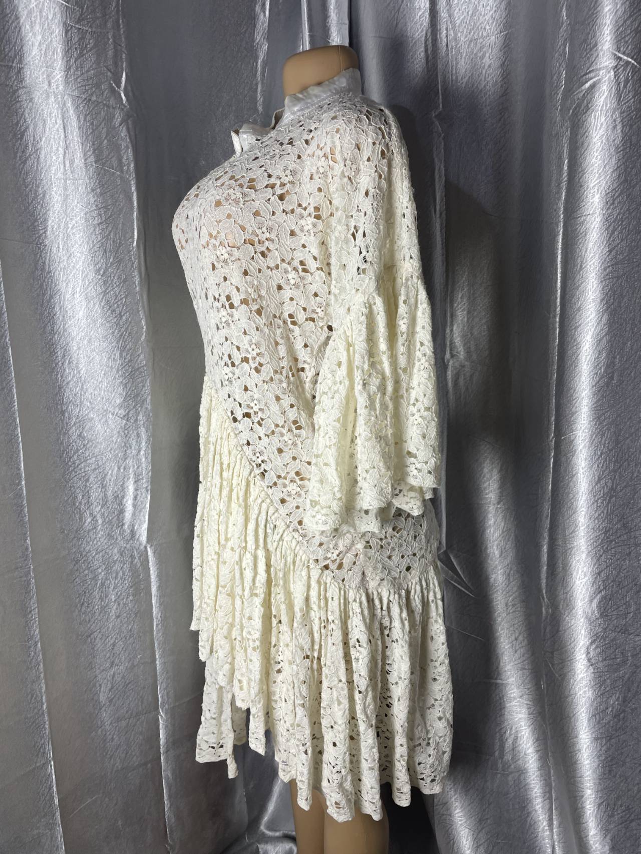 Robe En Dentelle Florale à Manches évasées Et Coupe Asymétrique — image1