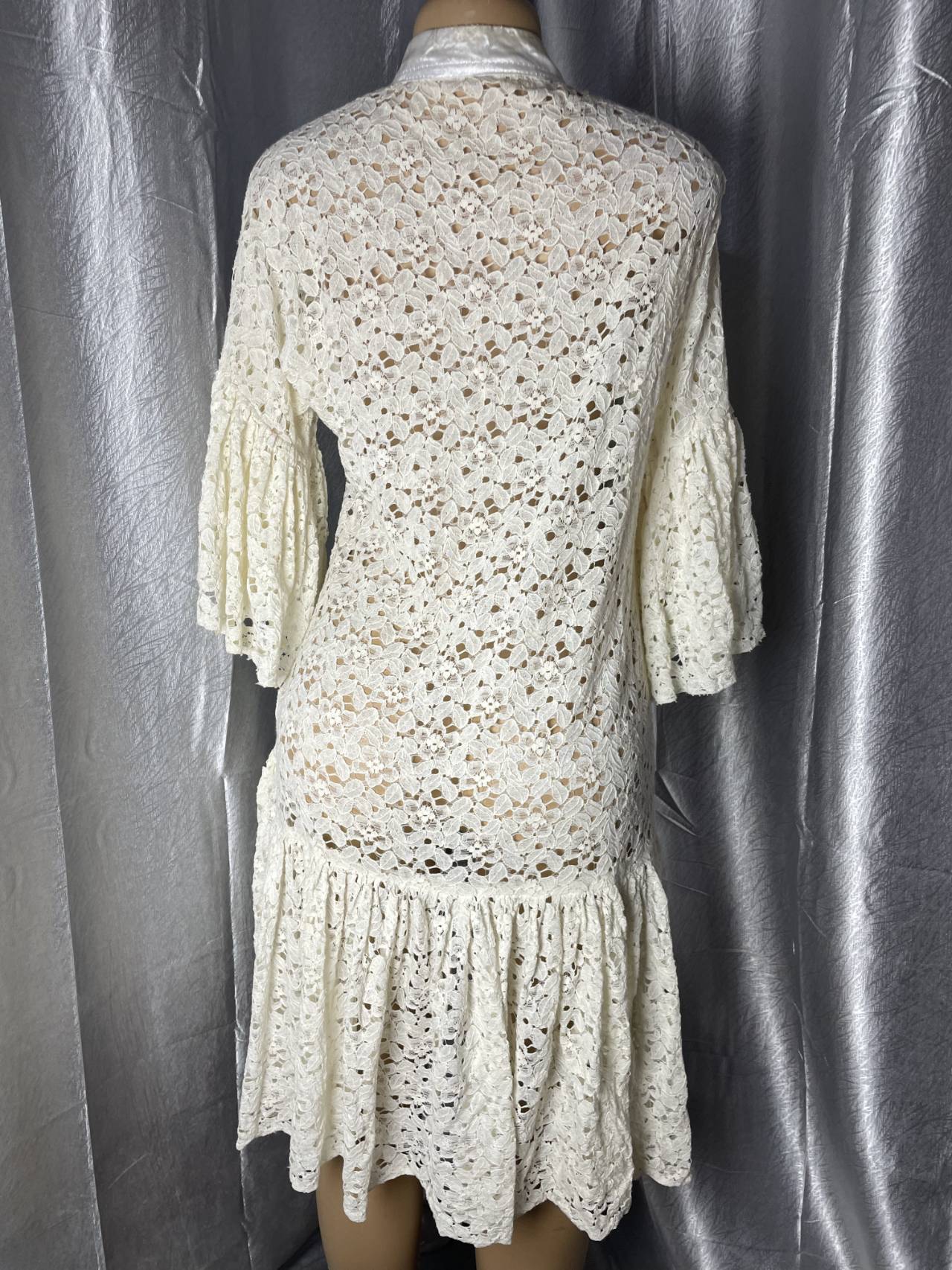 Robe En Dentelle Florale à Manches évasées Et Coupe Asymétrique — image2