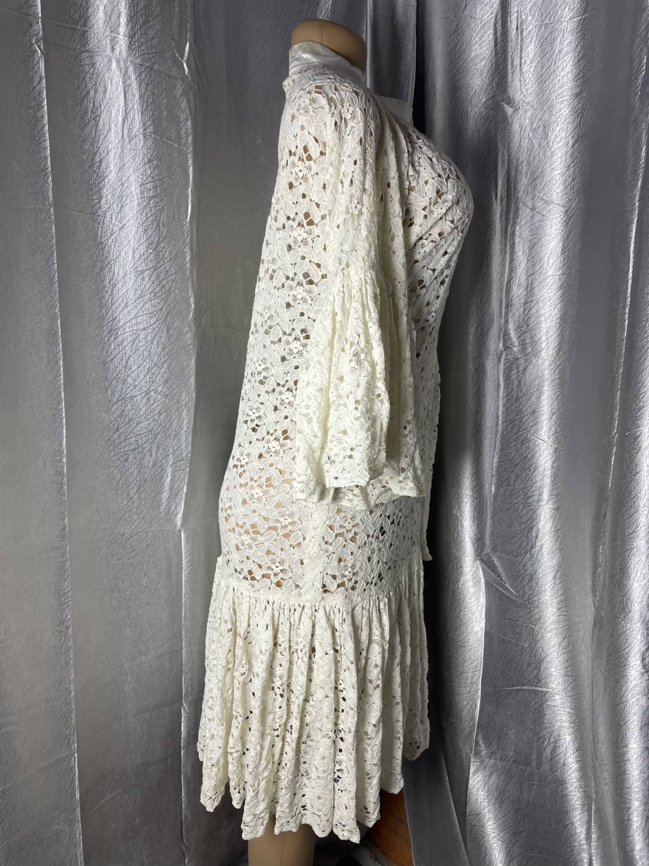 Robe En Dentelle Florale à Manches évasées Et Coupe Asymétrique — image3