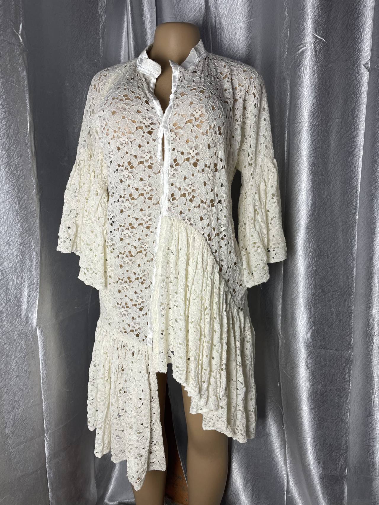 Robe En Dentelle Florale à Manches évasées Et Coupe Asymétrique — image principale