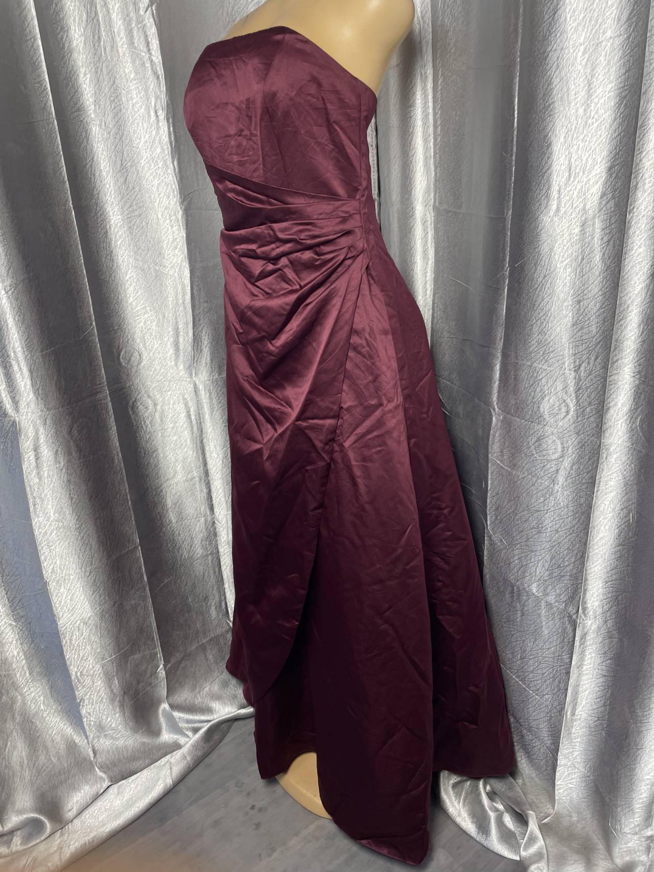 Robe Longue Bustier Bordeaux Satinée Et Drapée — image2