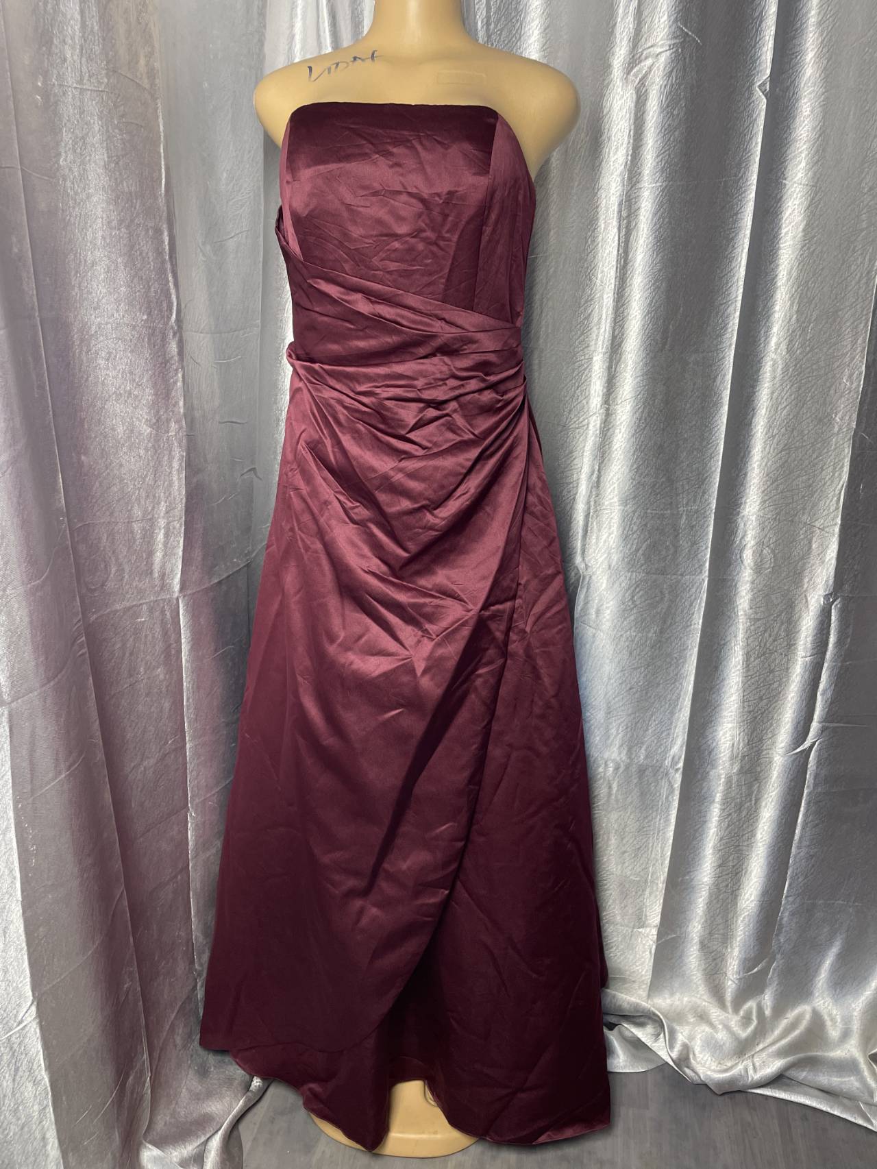 Robe Longue Bustier Bordeaux Satinée Et Drapée — image principale