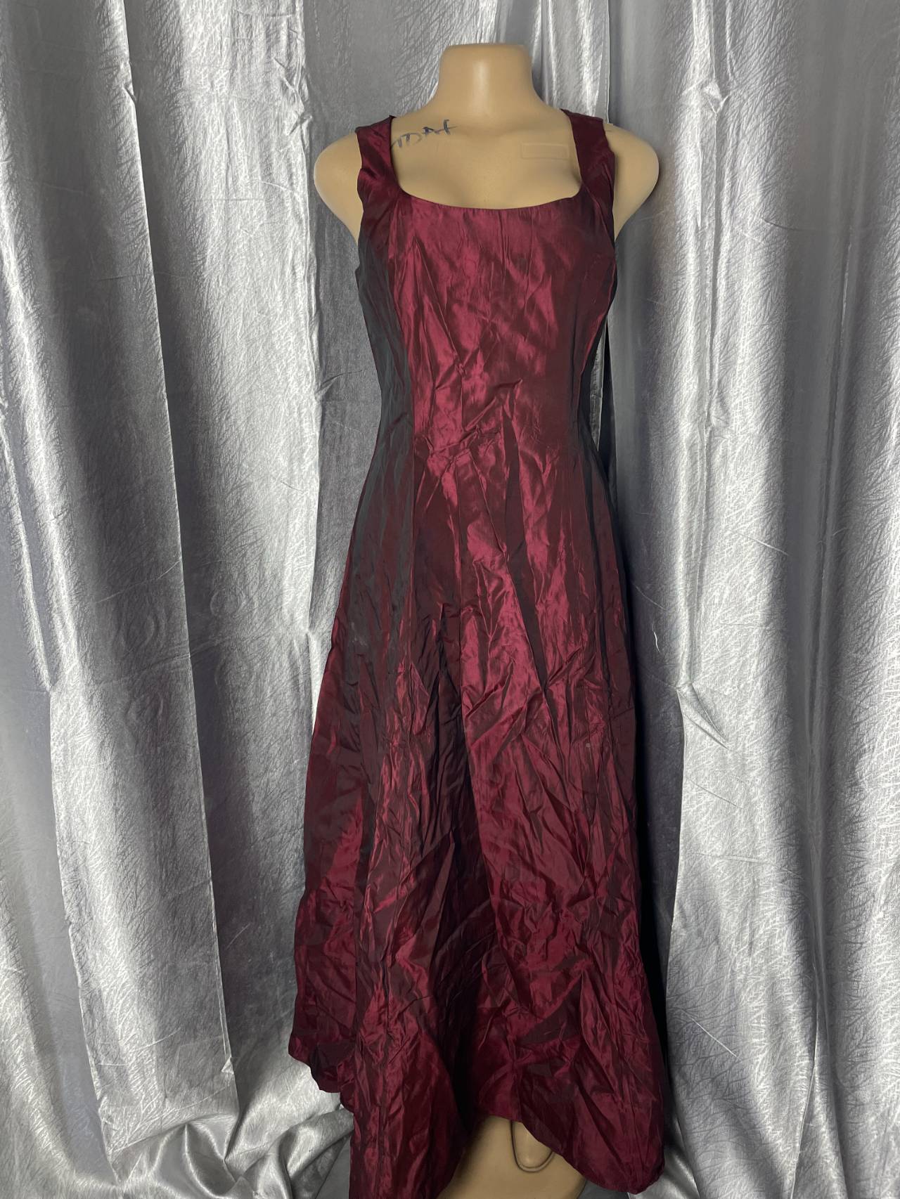 Robe Longue De Soirée Satinée Sans Manches — image principale