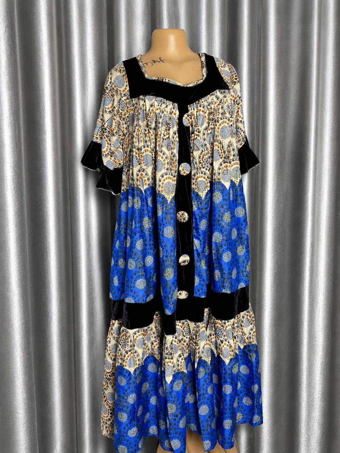 Robe Longue Imprimée Avec Détails En Velours — image principale