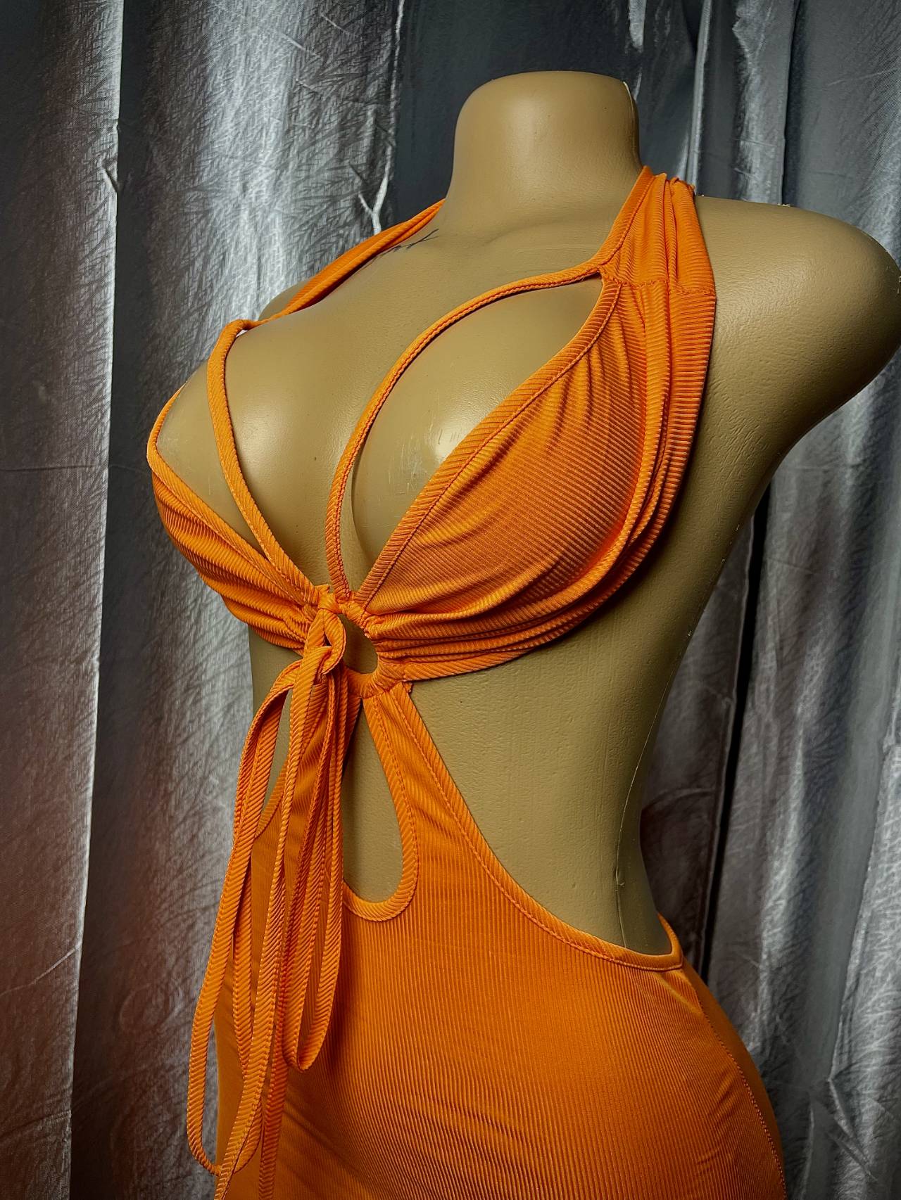 Robe Moulante Dos Nu Avec Découpes — image1