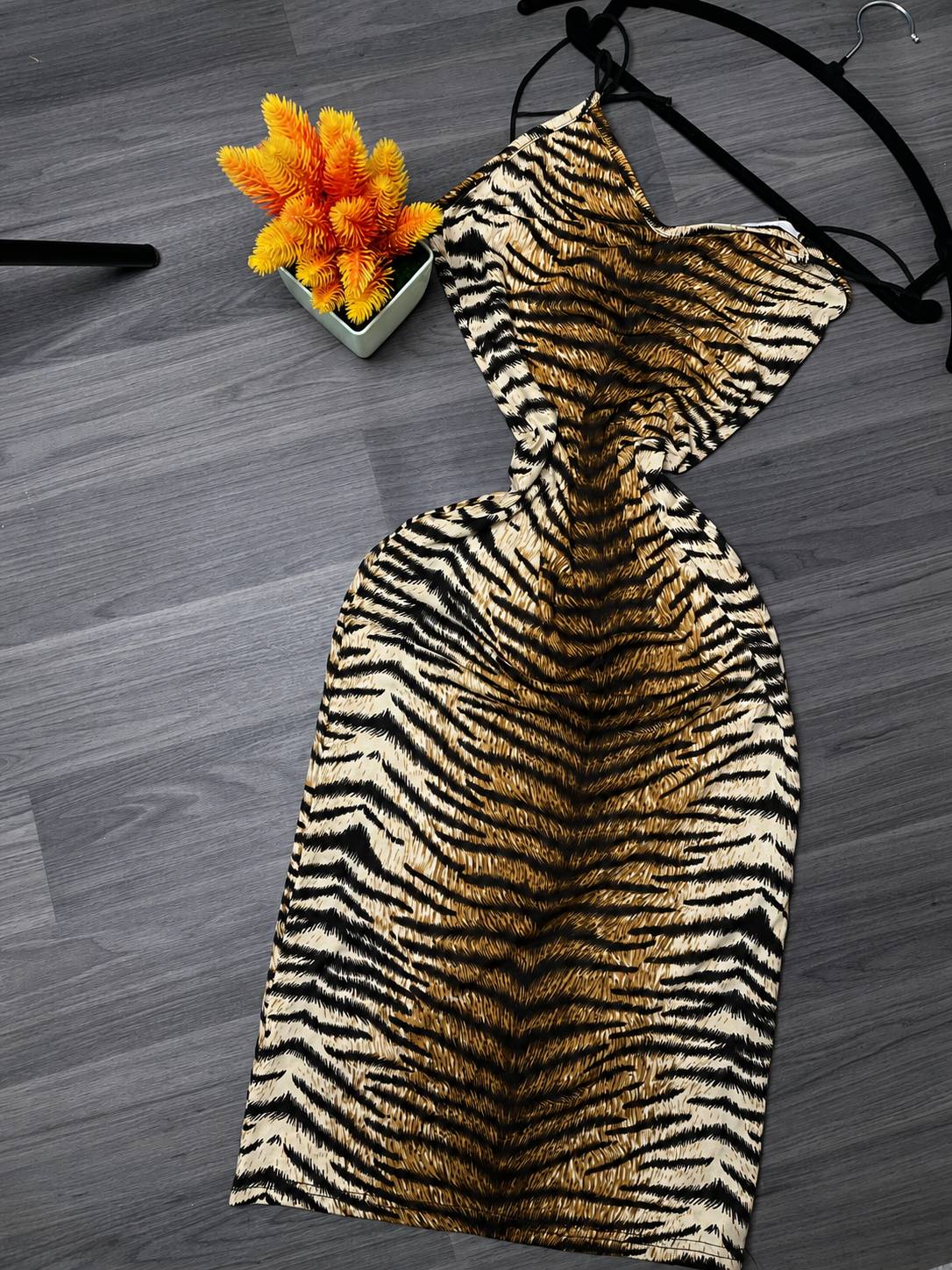 Robe Moulante Imprimé Tigre – Dos Nu à Fines Bretelles — image1