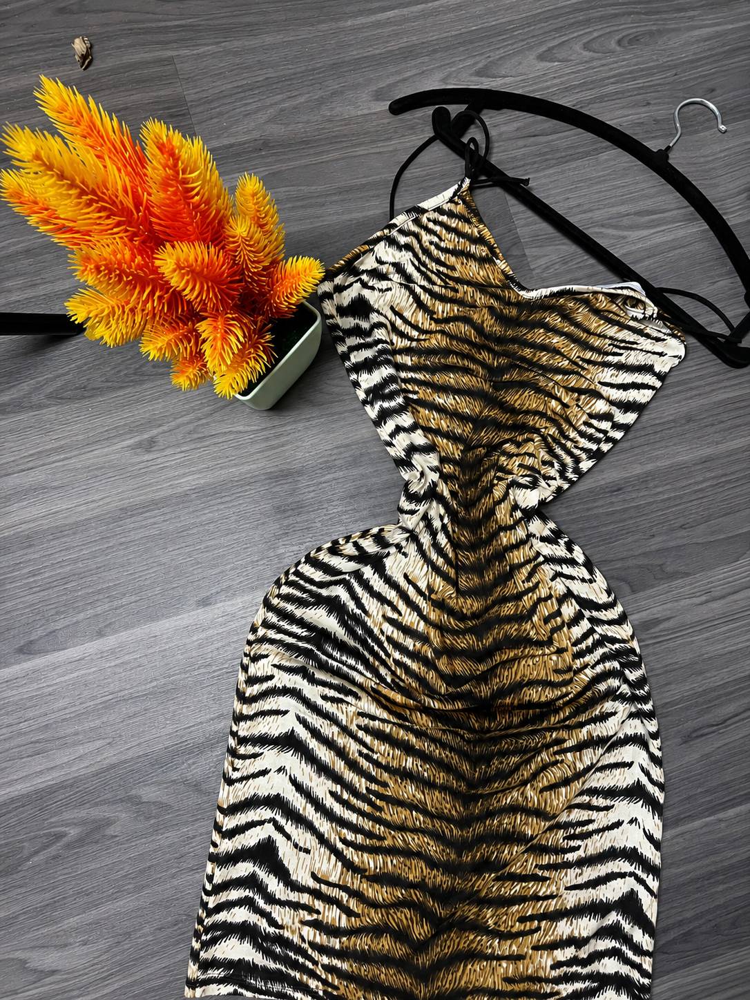 Robe Moulante Imprimé Tigre – Dos Nu à Fines Bretelles — image principale